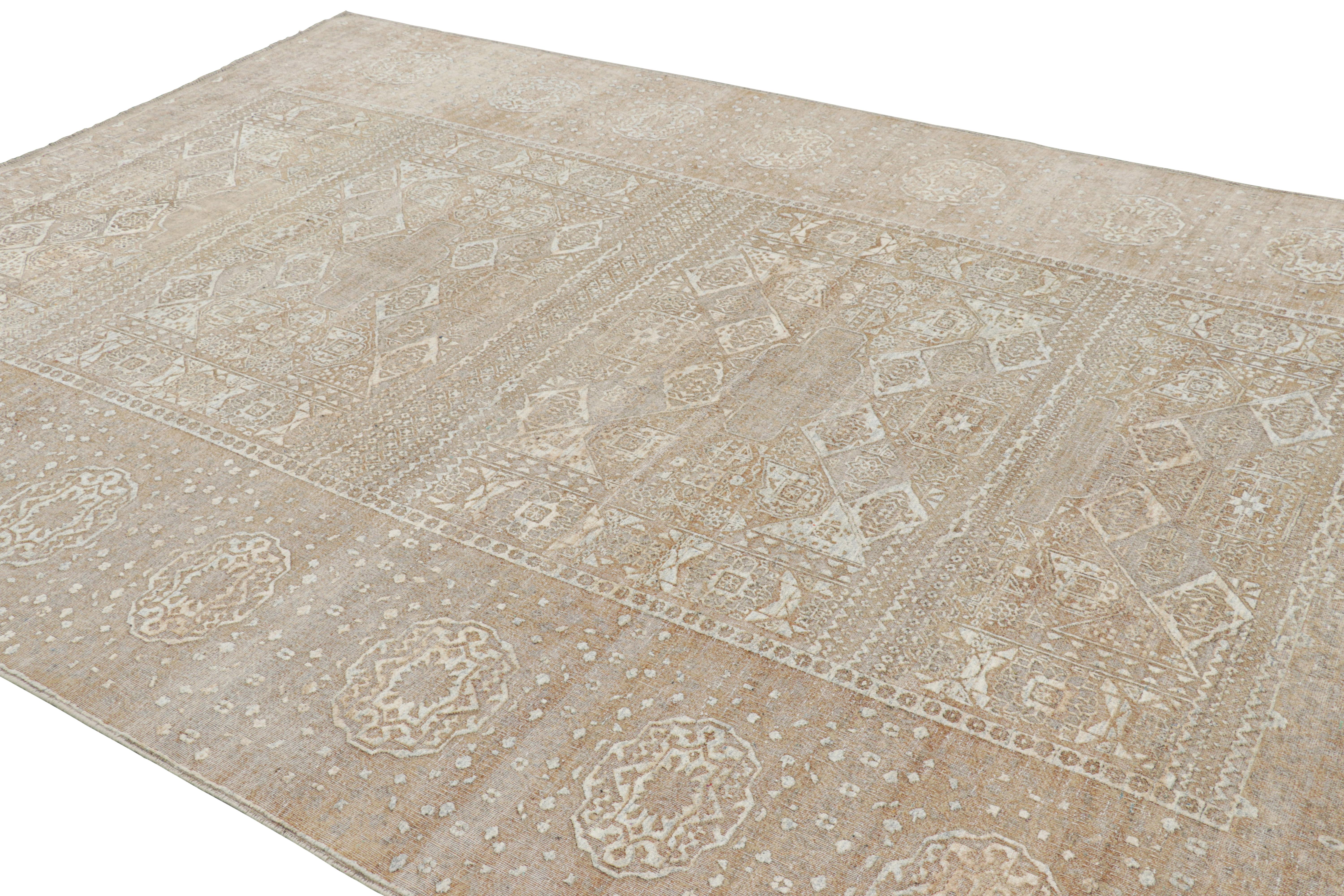 Alfombra de estilo tribal Rug & Kilim en beige-marrón con motivos geométricos Anudado a mano en venta