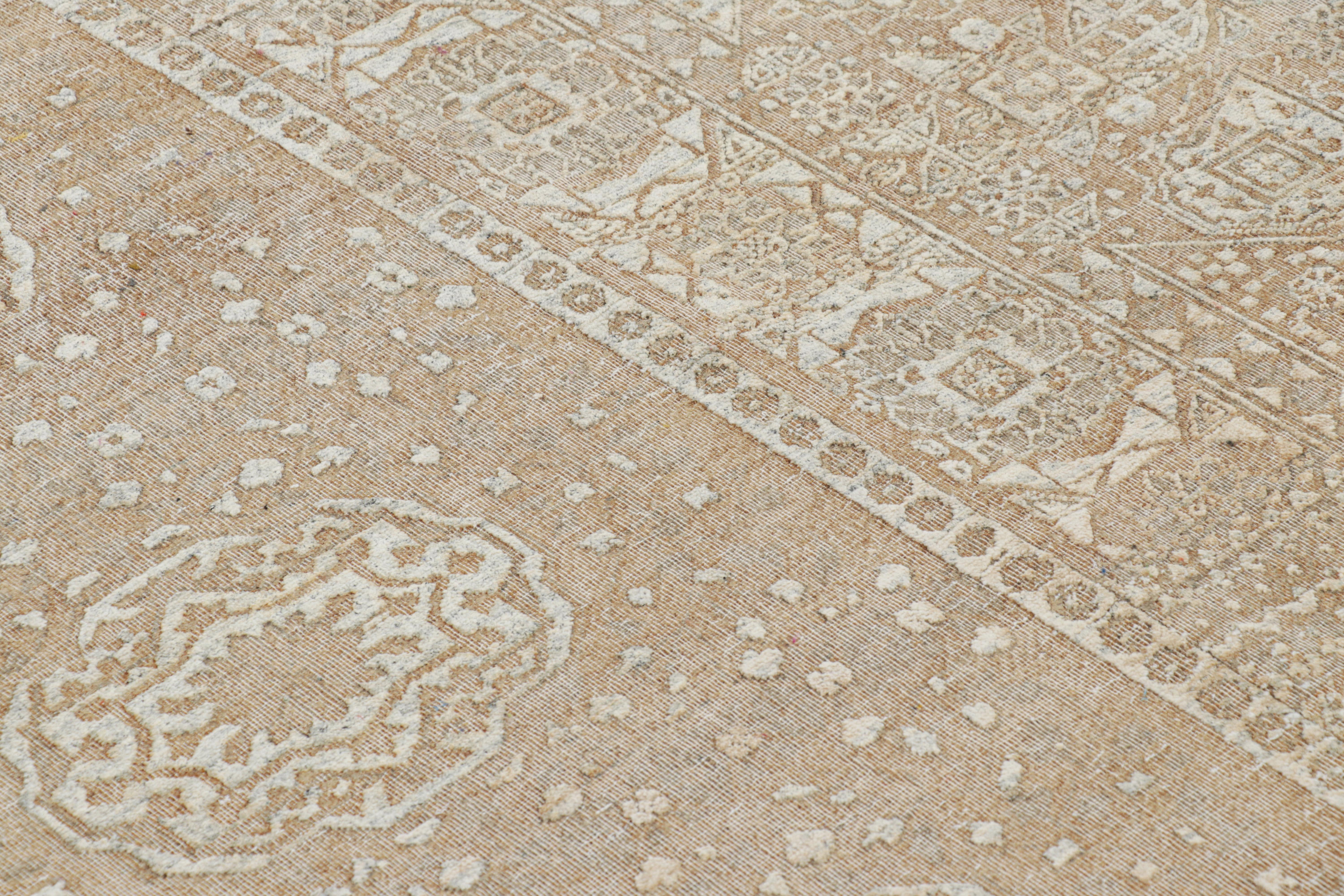 Alfombra de estilo tribal Rug & Kilim en beige-marrón con motivos geométricos Siglo XXI y contemporáneo en venta