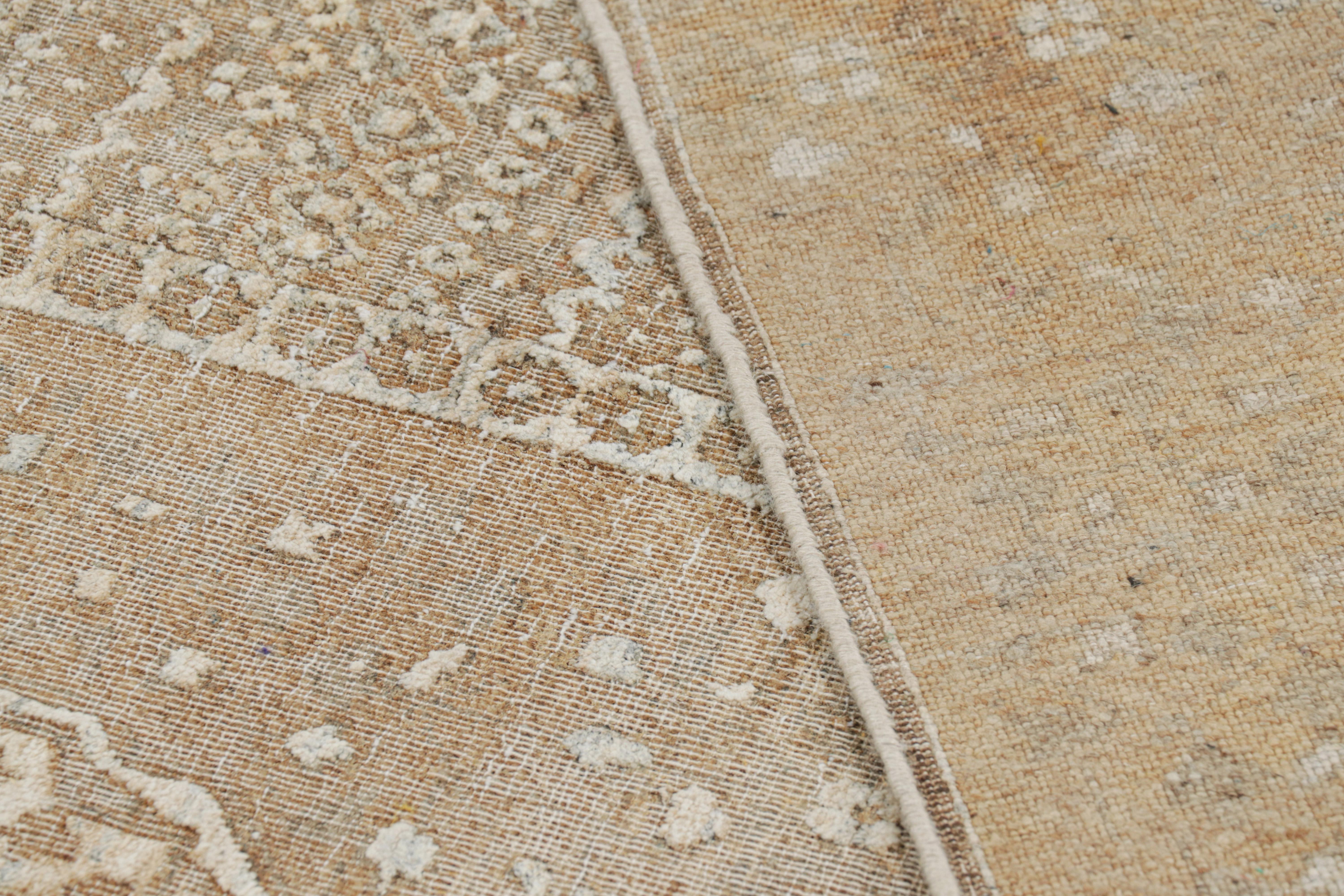 Alfombra de estilo tribal Rug & Kilim en beige-marrón con motivos geométricos en venta 1