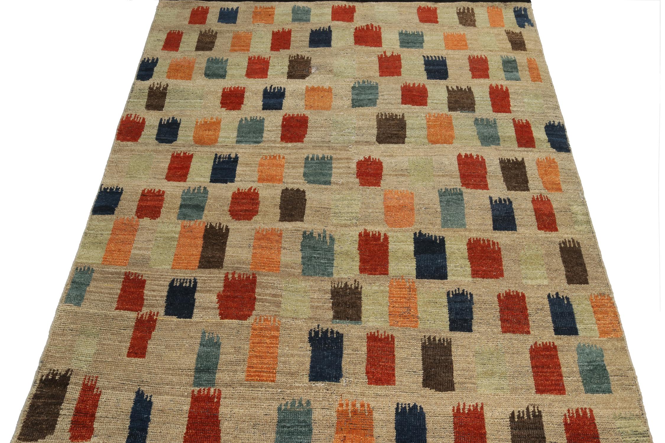 Teppich im Stammes- und Kelim-Stil in Beige-Braun mit lebhaftem geometrischem Muster (Tabriz) im Angebot