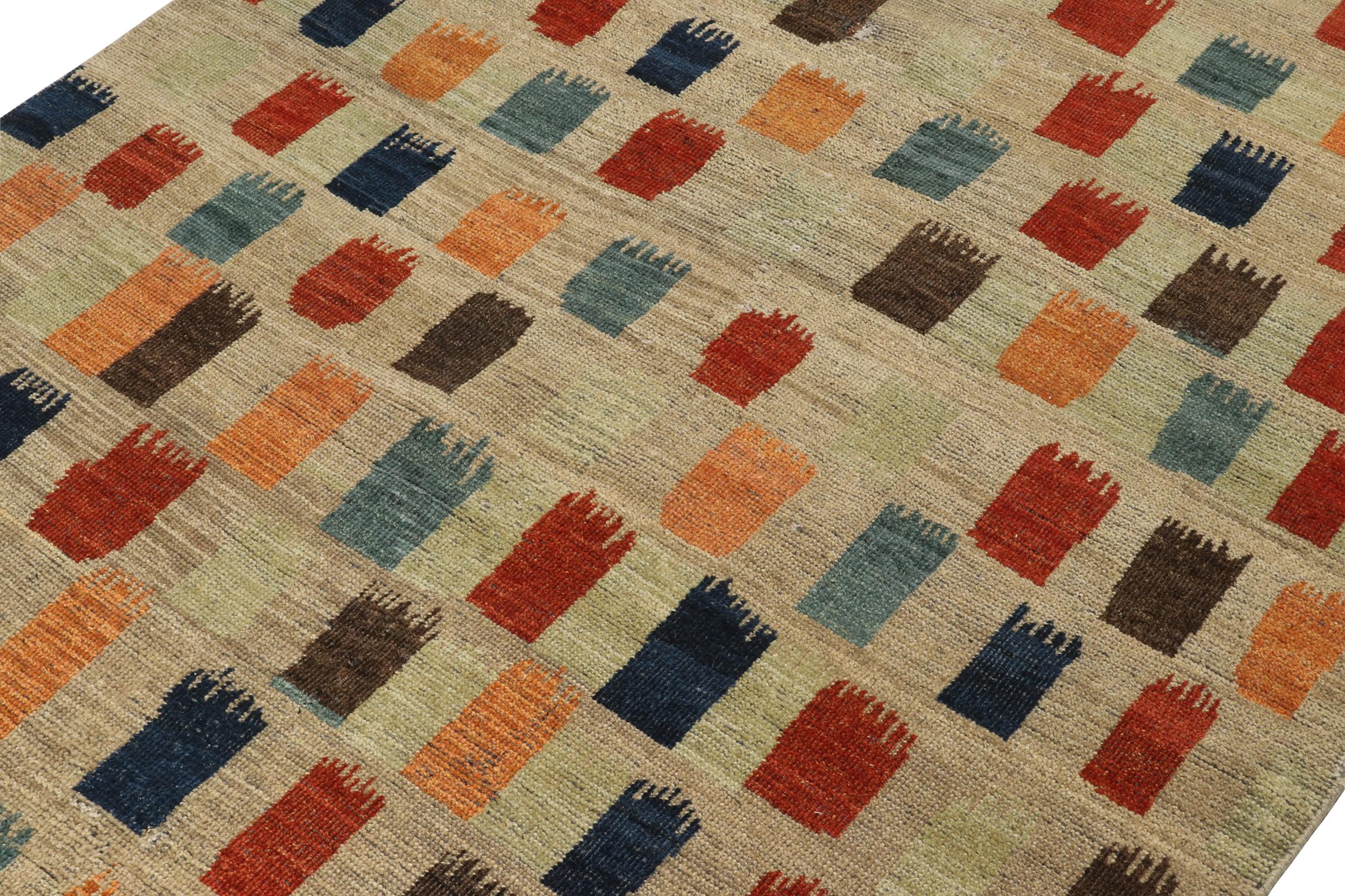 Teppich im Stammes- und Kelim-Stil in Beige-Braun mit lebhaftem geometrischem Muster (Indisch) im Angebot