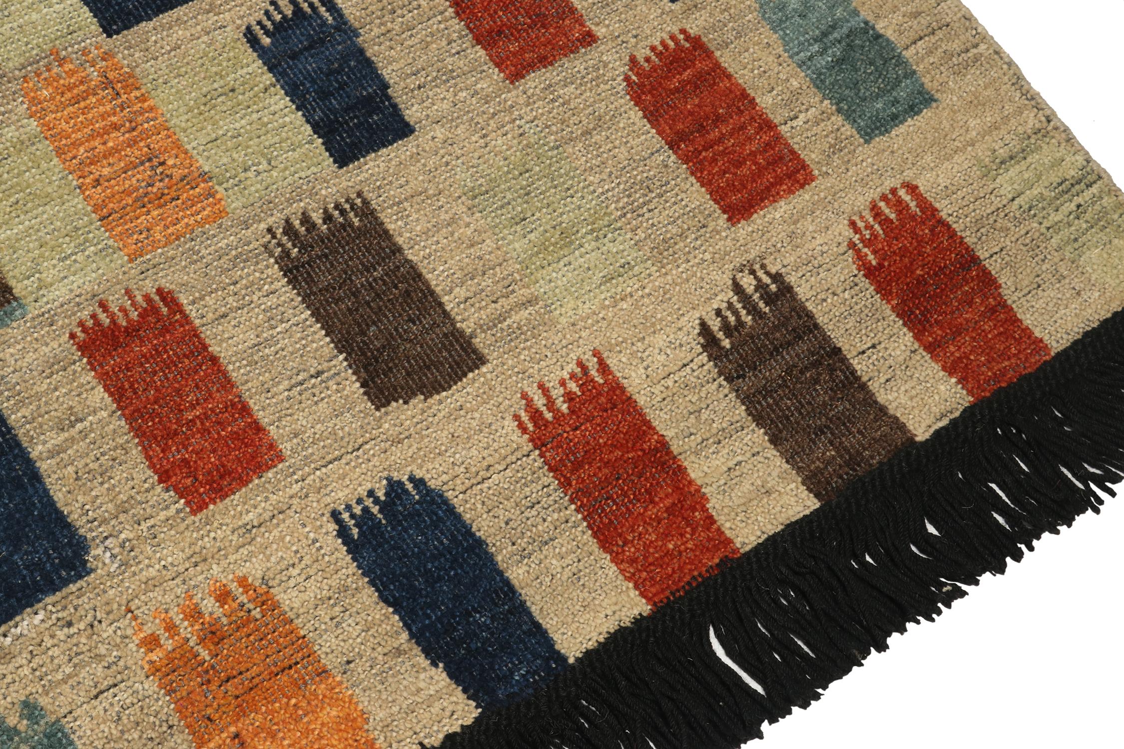 Teppich im Stammes- und Kelim-Stil in Beige-Braun mit lebhaftem geometrischem Muster (Handgeknüpft) im Angebot