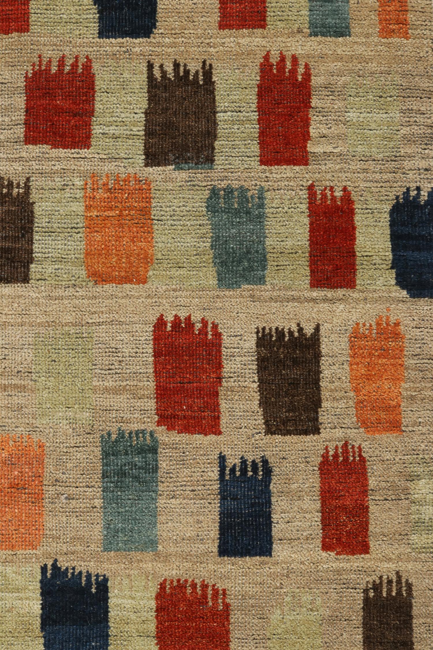 Teppich im Stammes- und Kelim-Stil in Beige-Braun mit lebhaftem geometrischem Muster im Zustand „Neu“ im Angebot in Long Island City, NY