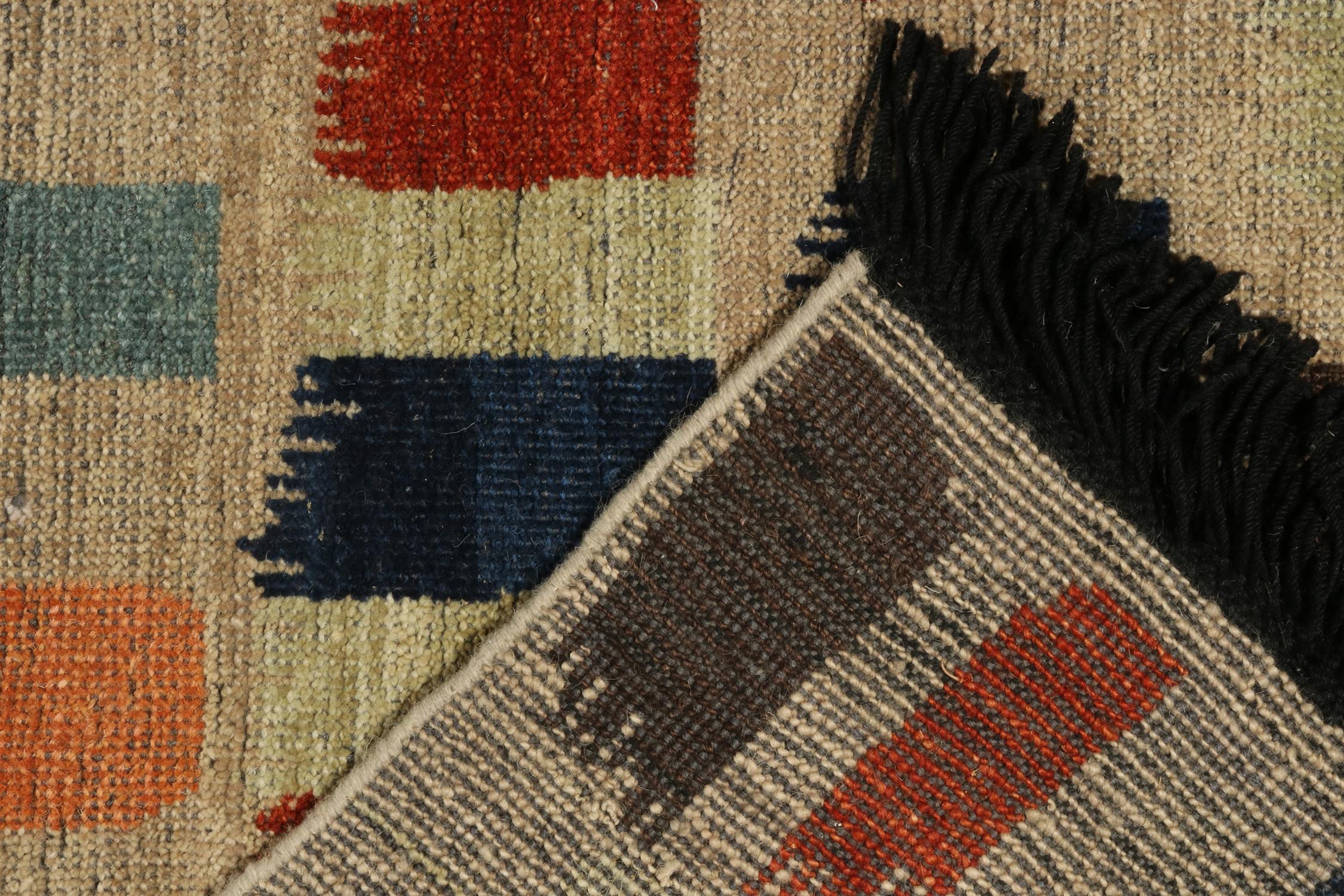 Teppich im Stammes- und Kelim-Stil in Beige-Braun mit lebhaftem geometrischem Muster (21. Jahrhundert und zeitgenössisch) im Angebot