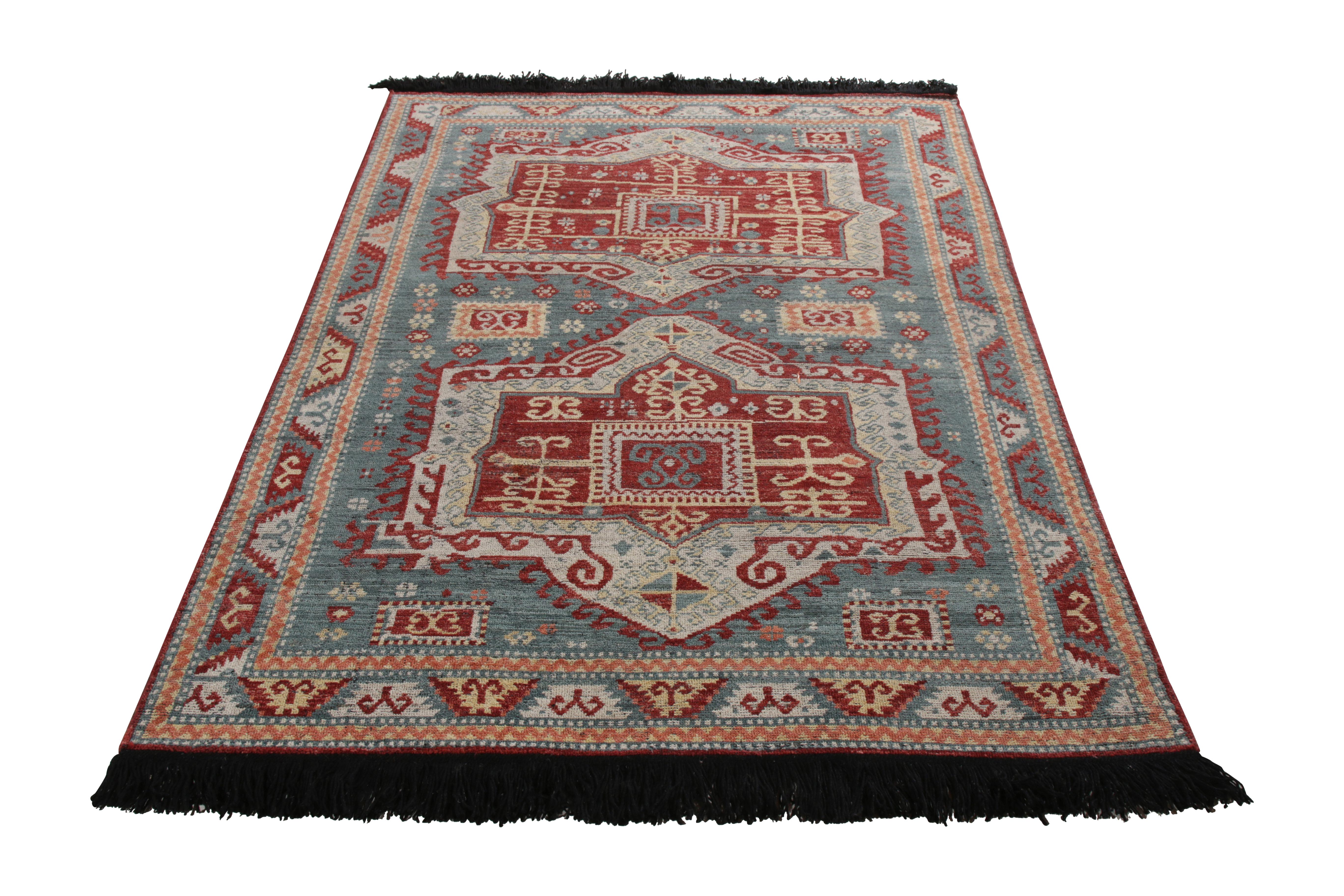 Une ode 5x7 aux célèbres styles de tapis tribaux, de la collection Burano de Rug & Kilim. Noué à la main dans une laine Ghazni d'une douceur exceptionnelle, ce tapis présente les bleus les plus recherchés contre le rouge et l'or dans un style de