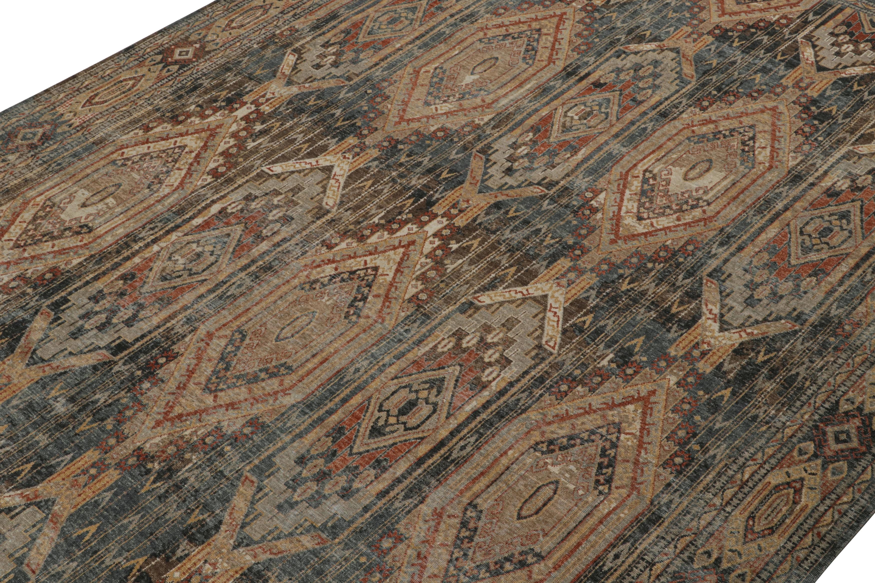 Esta alfombra de 10x14 es una nueva incorporación a la colección Homage de Rug & Kilim.

Más sobre el diseño: 

Anudada a mano en lana, esta pieza goza de un elaborado motivo geométrico en azul, marrón, rojo y dorado indulgentes. Los ojos agudos