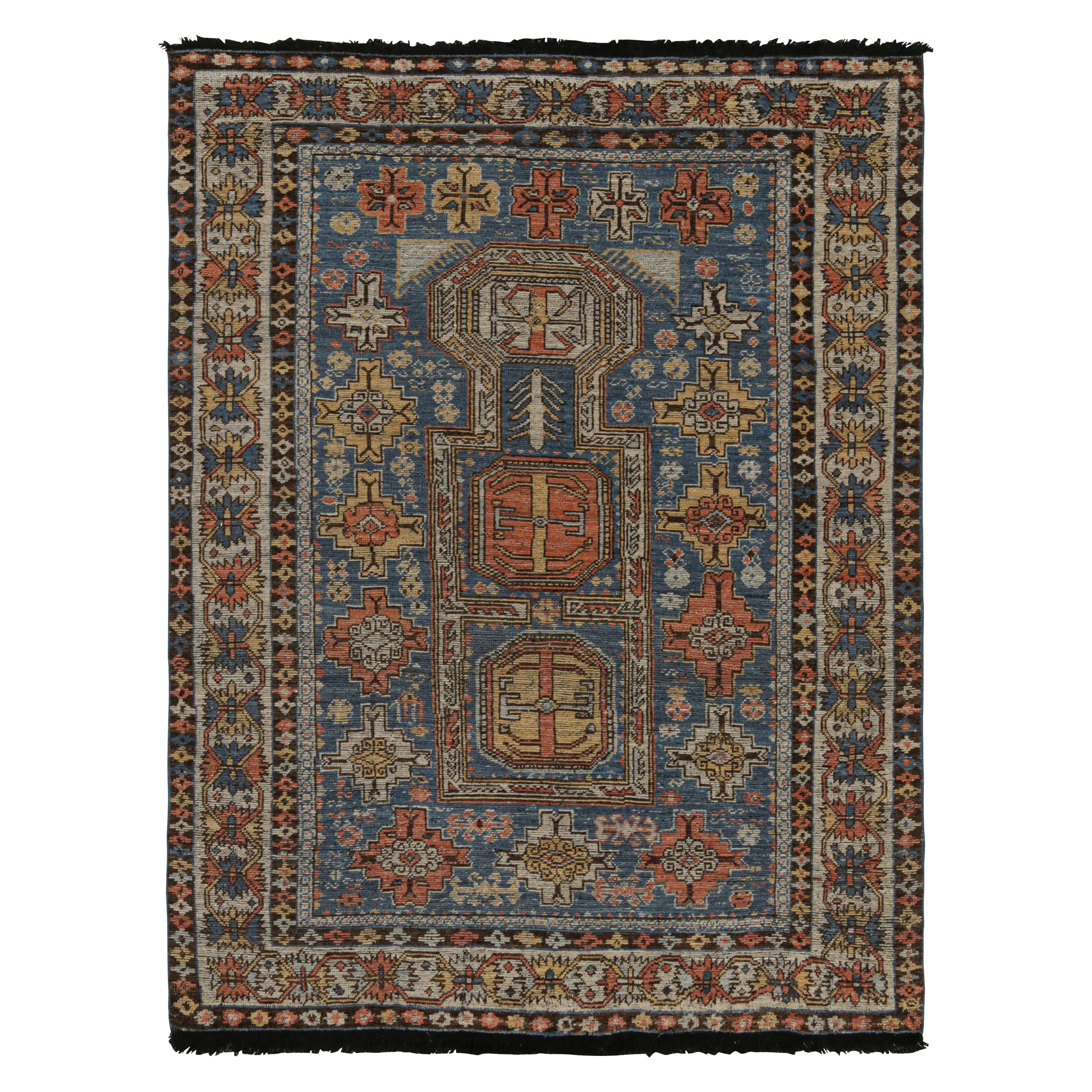 Rug & Kilim è un tappeto in stile tribale in blu con motivi geometrici rossi e dorati