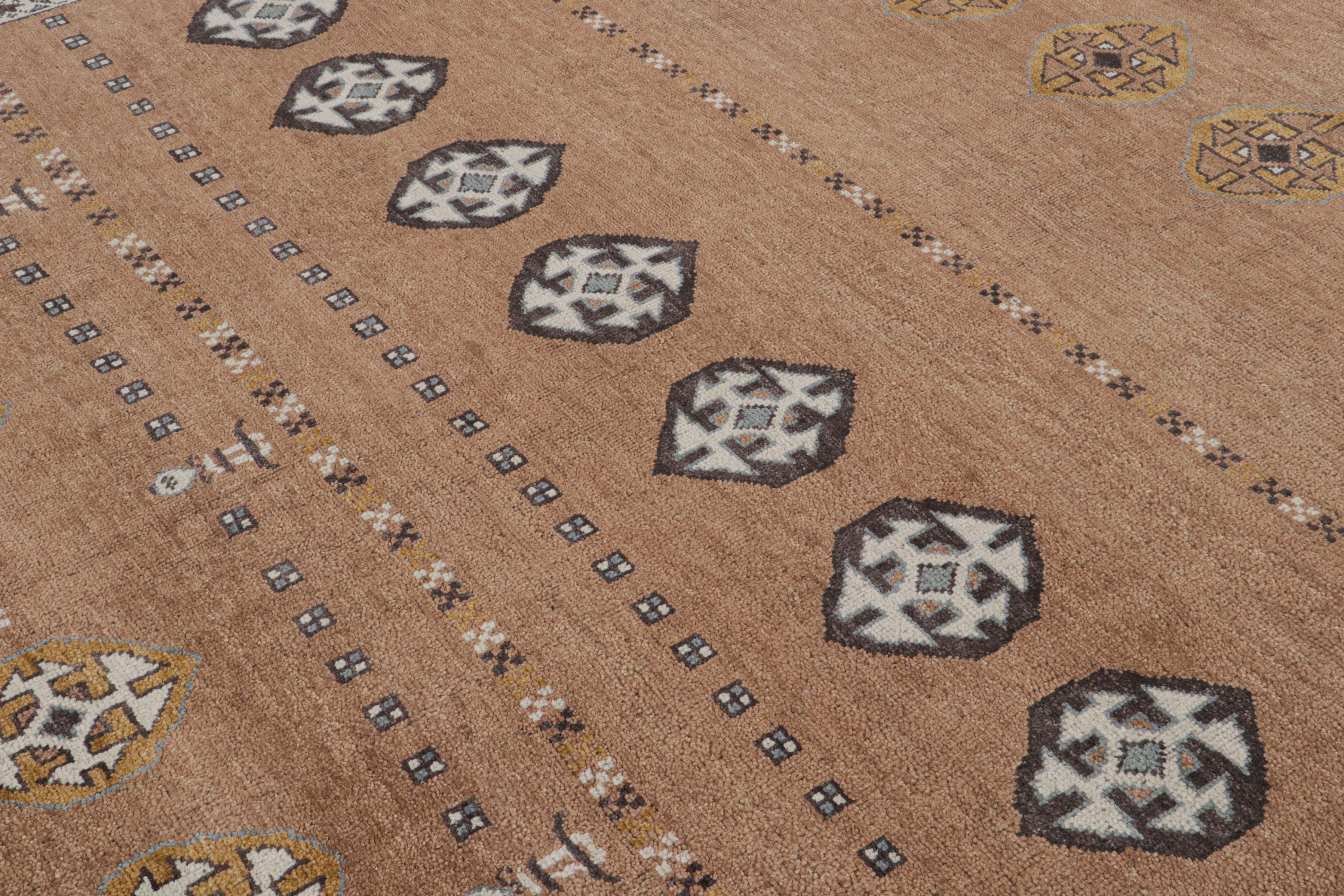 Indiano Rug & Kilim: tappeto in stile tribale in marrone con motivi geometrici primitivisti in vendita