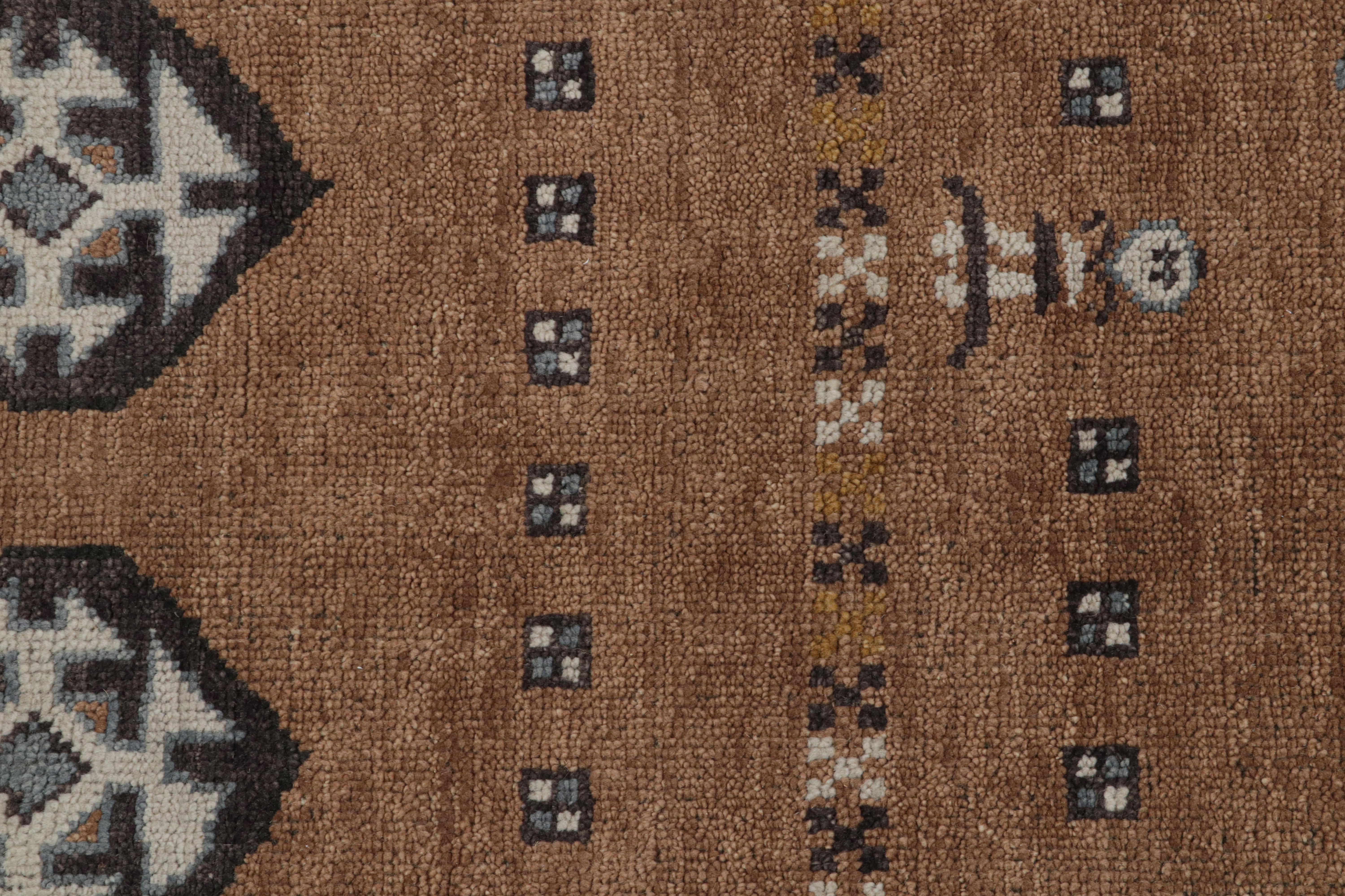 Rug & Kilim's Tribal Style Rug in Braun mit primitiven geometrischen Mustern im Zustand „Neu“ im Angebot in Long Island City, NY