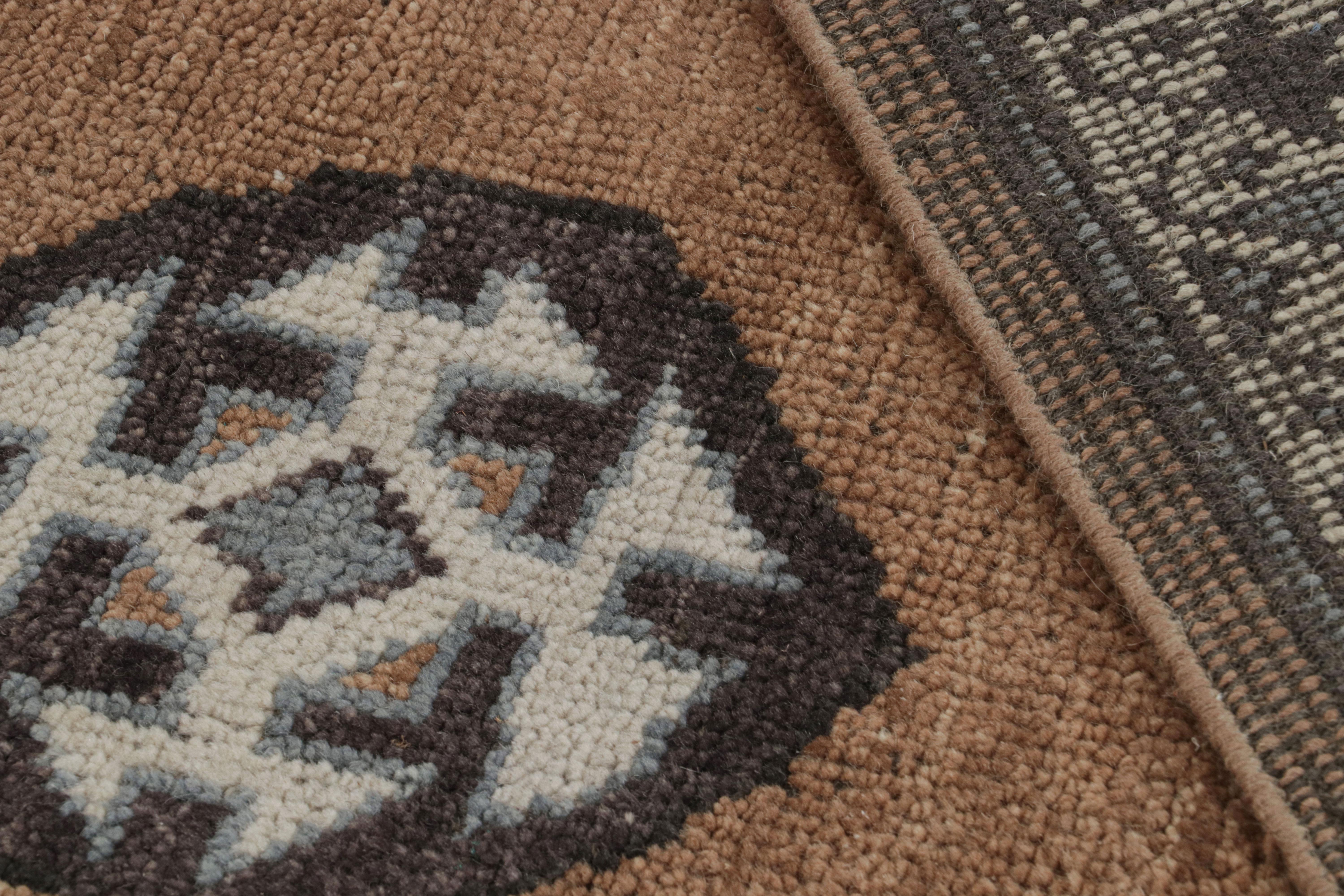XXI secolo e contemporaneo Rug & Kilim: tappeto in stile tribale in marrone con motivi geometrici primitivisti in vendita