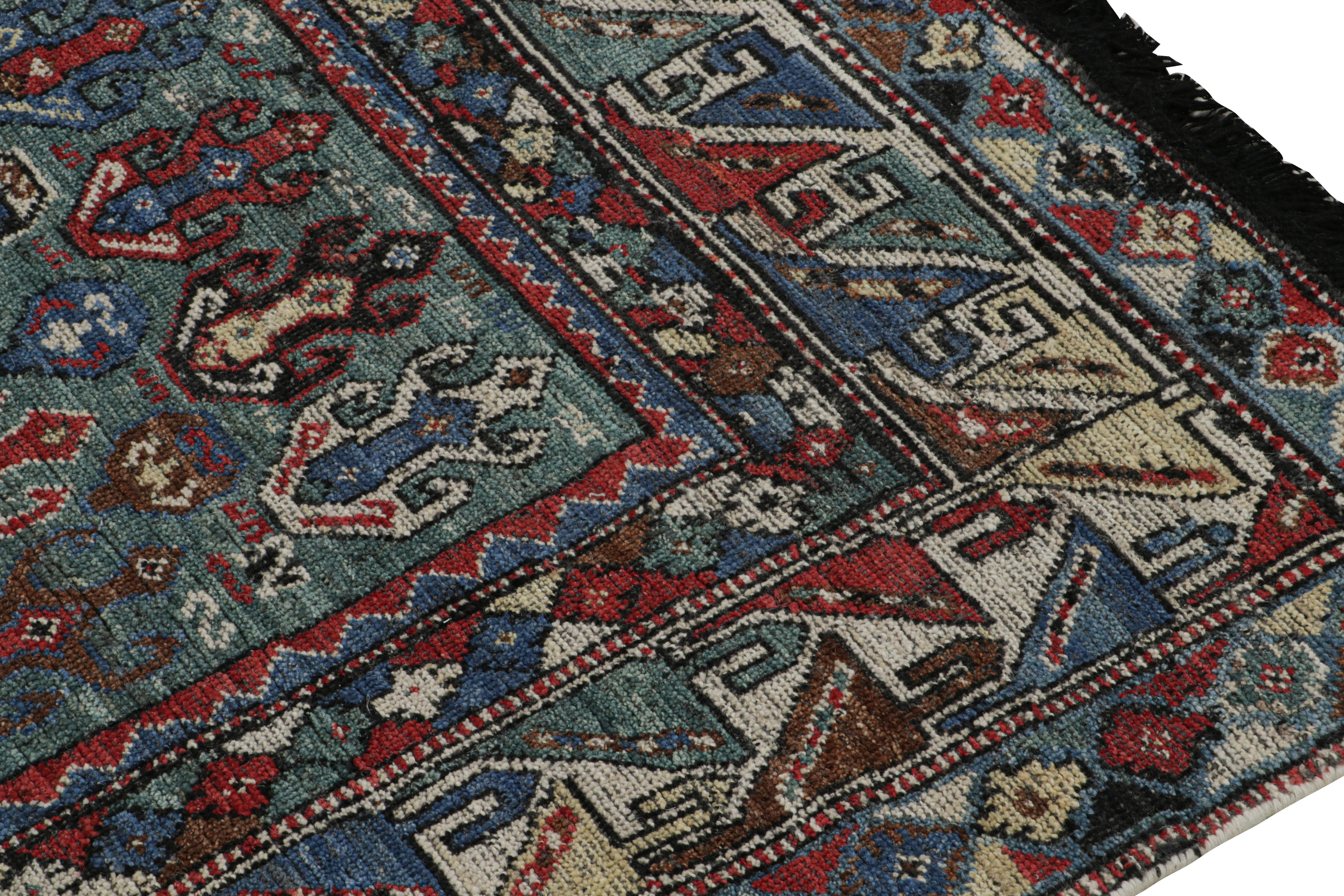 Annodato a mano Tappeto in stile tribale Rug & Kilim con motivi geometrici verdi, blu e rossi in vendita