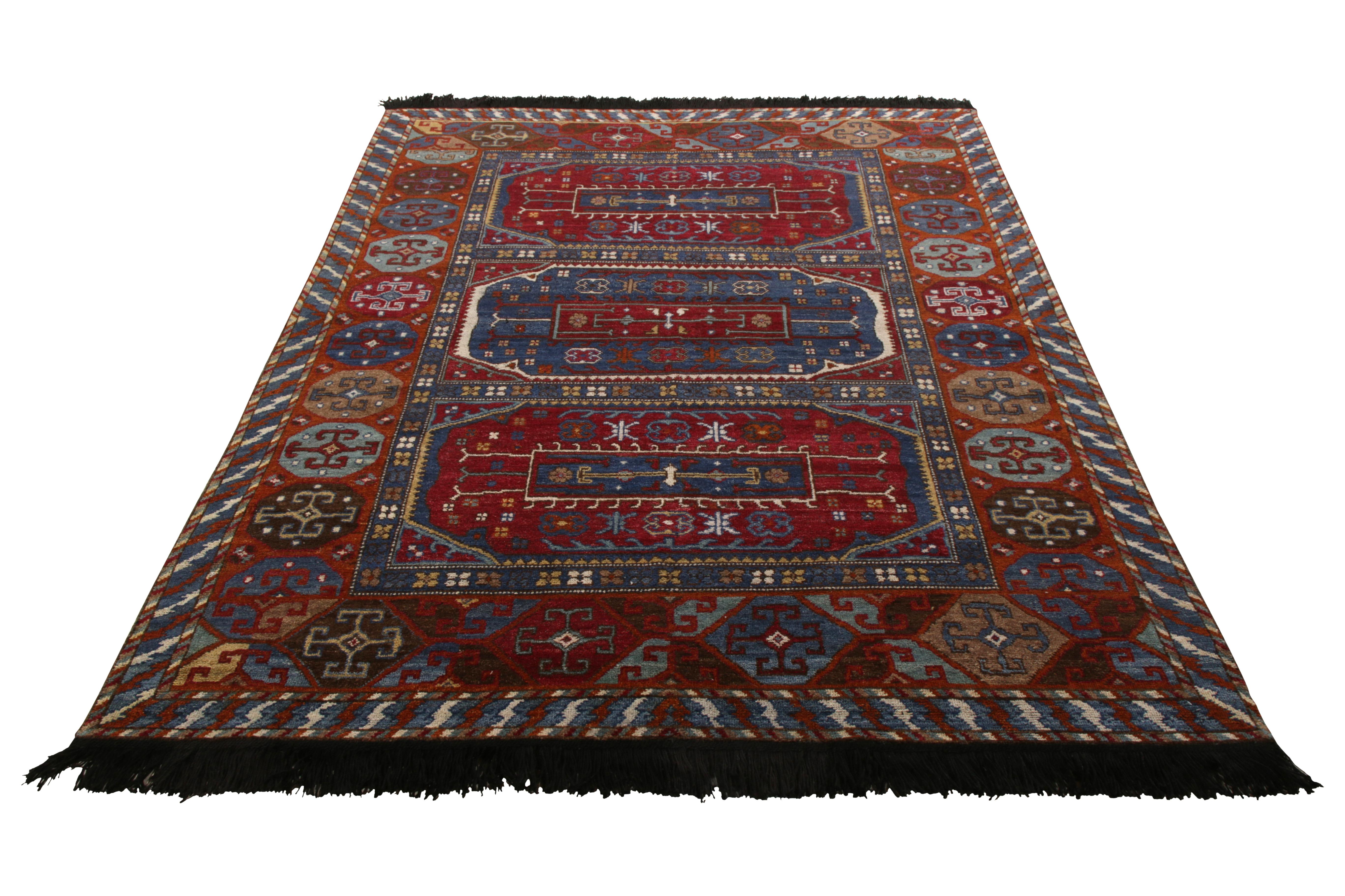 Un'ode 6 x 8 ai venerati stili di tappeti tribali nella Collection'S di Rug & Kilim. Annodato a mano in morbidissima lana di Ghazni, con il rosso e il blu che prevalgono in un abile motivo geometrico all over. 

Il design: Ispirato ai classici