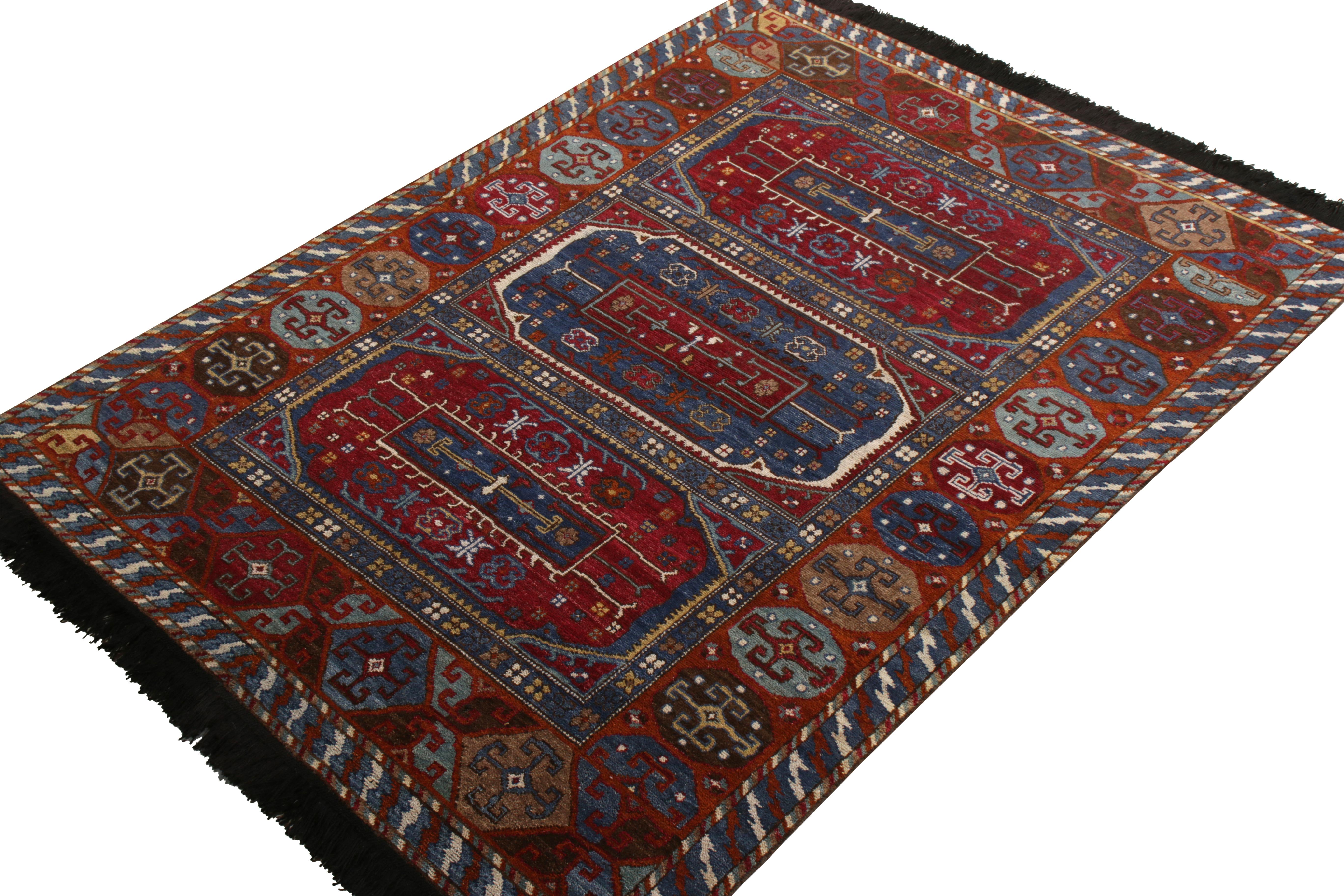 Tribale Rug & Kilim è un tappeto in stile tribale con motivo geometrico rosso e blu. in vendita