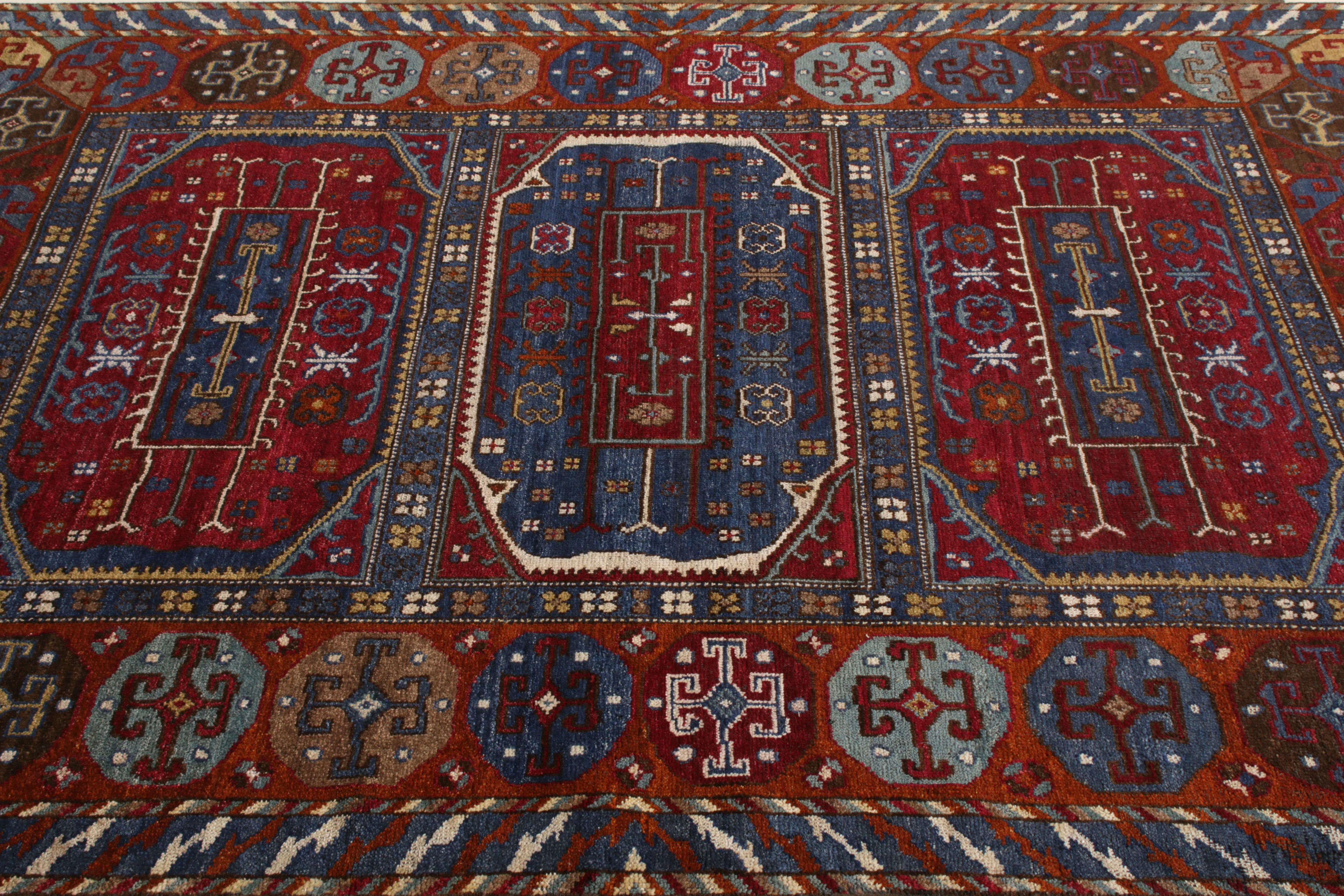 Indiano Rug & Kilim è un tappeto in stile tribale con motivo geometrico rosso e blu. in vendita