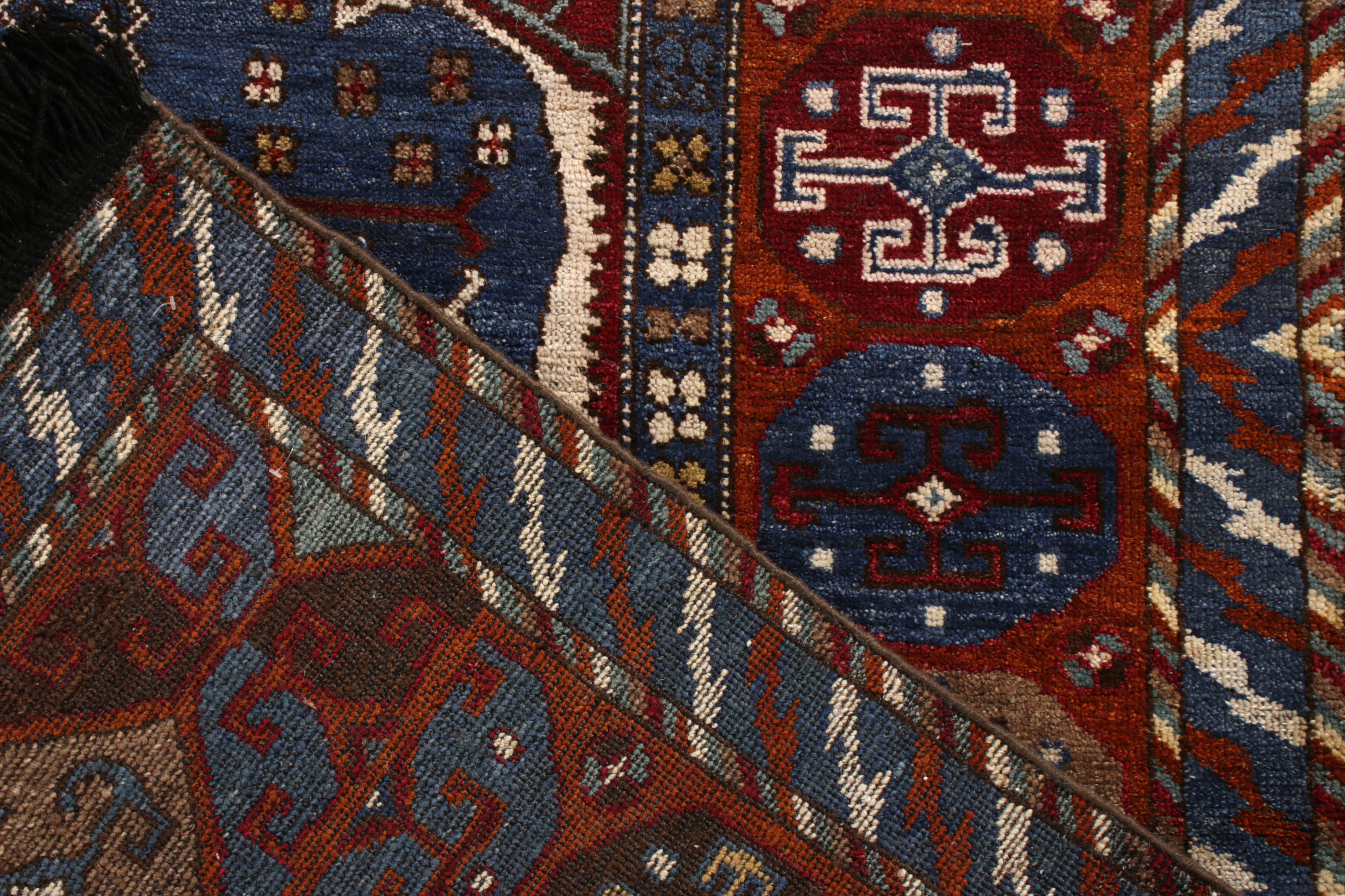Annodato a mano Rug & Kilim è un tappeto in stile tribale con motivo geometrico rosso e blu. in vendita