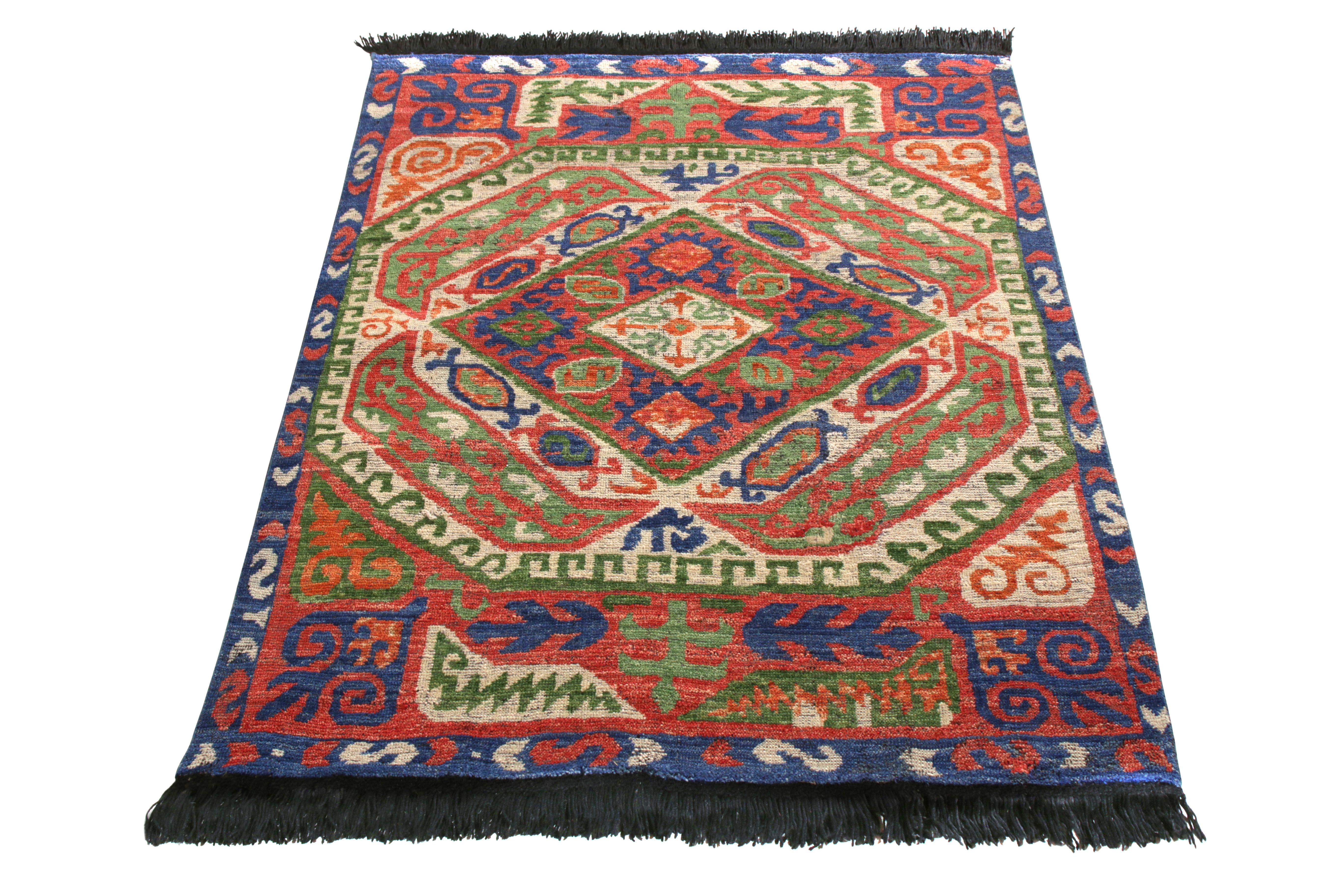 Ein Teppich 4x5, inspiriert von berühmten Textilien des 18. Jahrhunderts, aus der Burano Collection'S von Rug & Kilim. Handgeknüpft aus besonders weicher Ghazni-Wolle, die in dieser eklektischen Geometrie die leuchtendsten Rot-, Blau- und Grüntöne