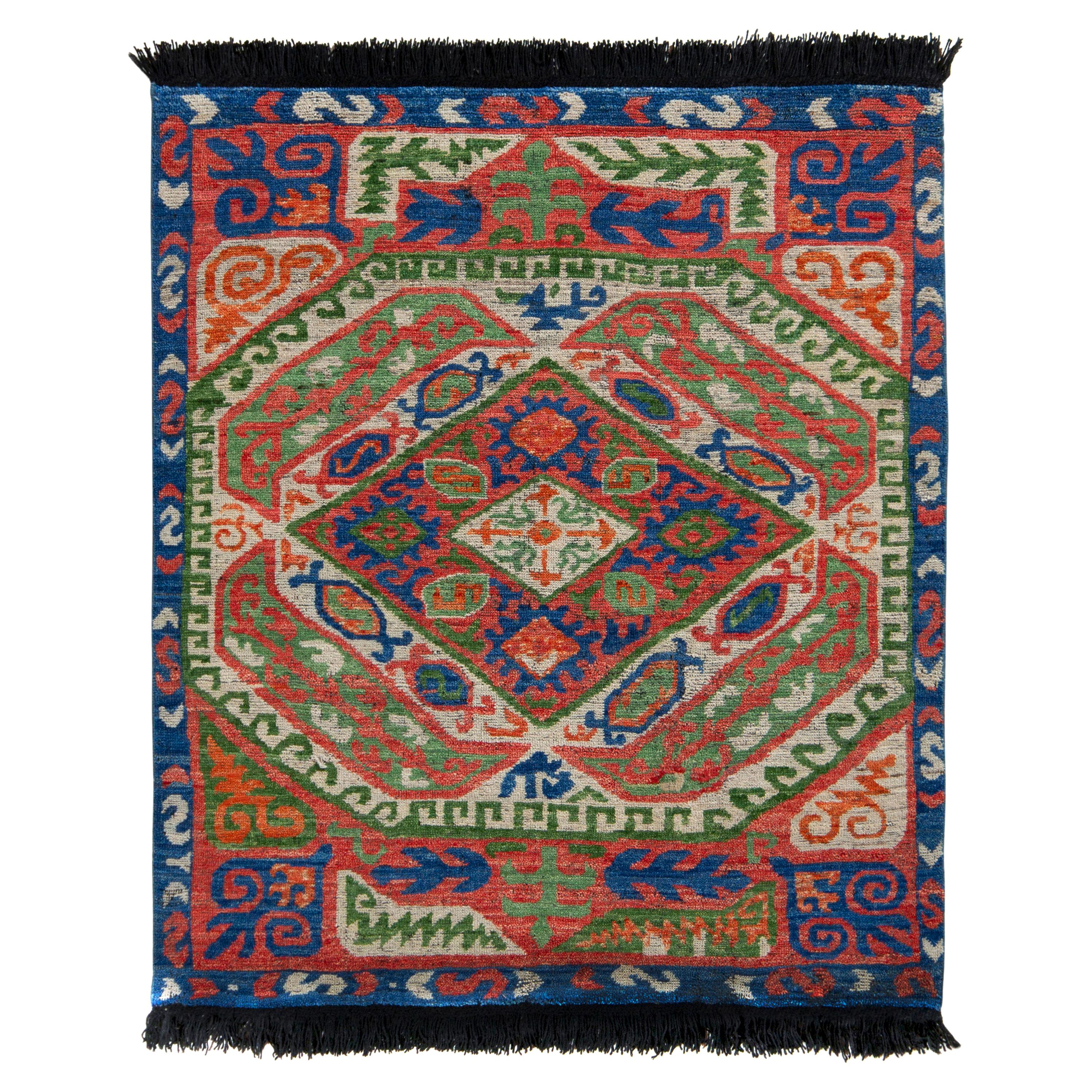 Tapis de style tribal à motifs géométriques rouges et bleus de Rug & Kilim