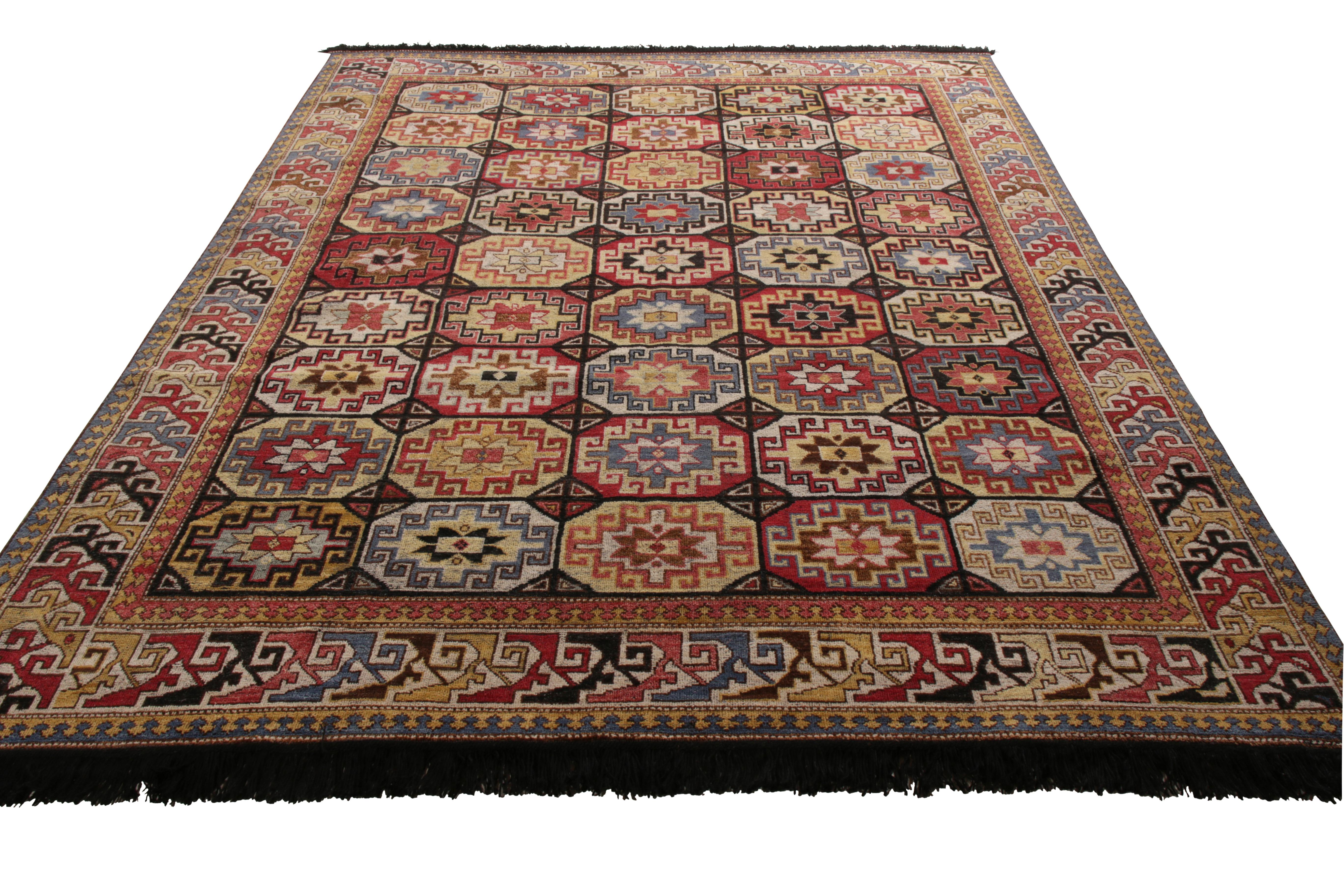Une ode 8 x 10 aux célèbres styles de tapis tribaux, de la collection Burano de Rug & Kilim. Noué à la main dans une laine douce de Ghazni, le rouge et l'or se retrouvent dans une palette variée de motifs géométriques. 

Sur le design : Les