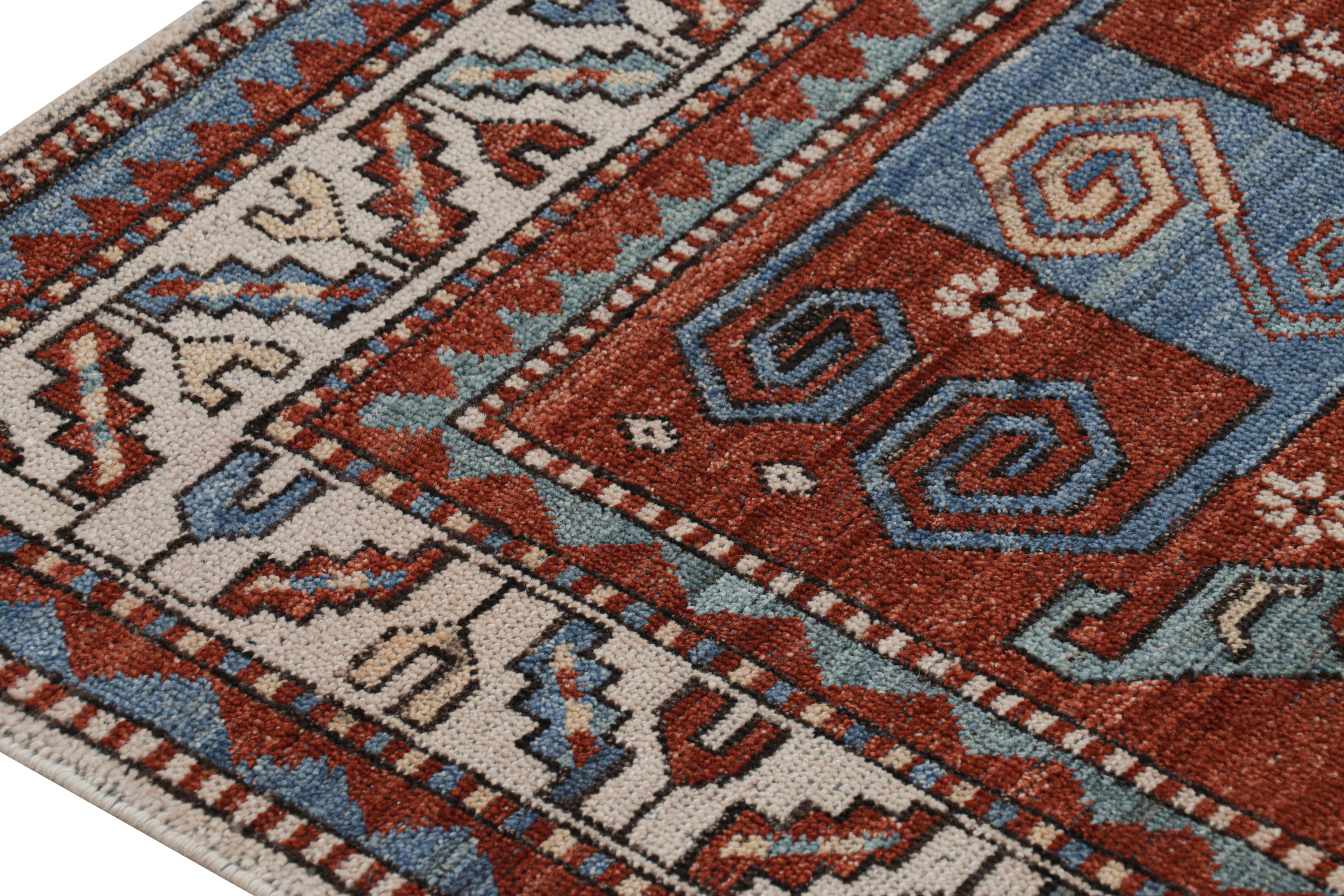 Rug & Kilim's Tribal Style Teppich in Rot, Blau und Beige mit geometrischen Mustern (Stammeskunst) im Angebot