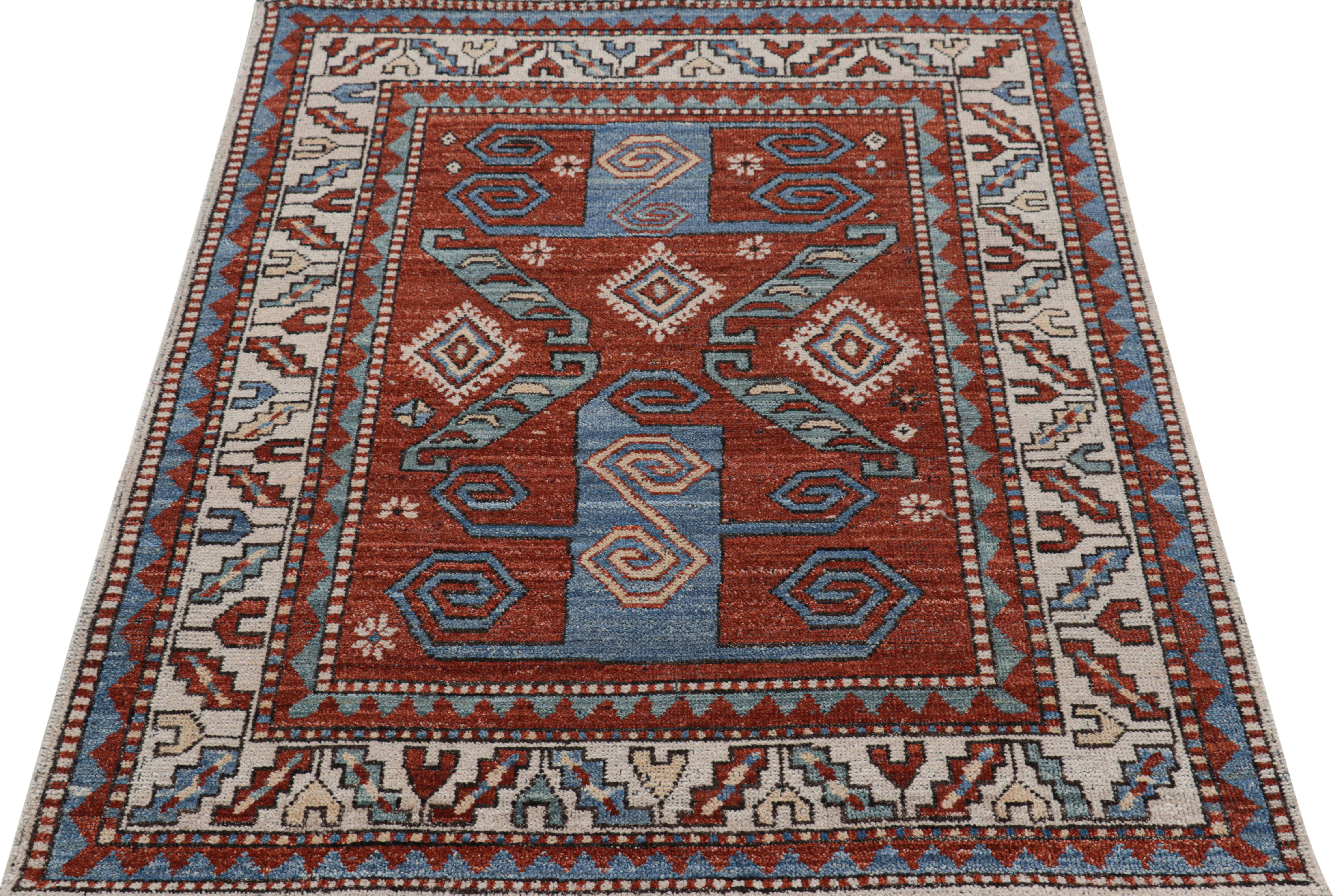 Rug & Kilim's Tribal Style Teppich in Rot, Blau und Beige mit geometrischen Mustern (Indisch) im Angebot