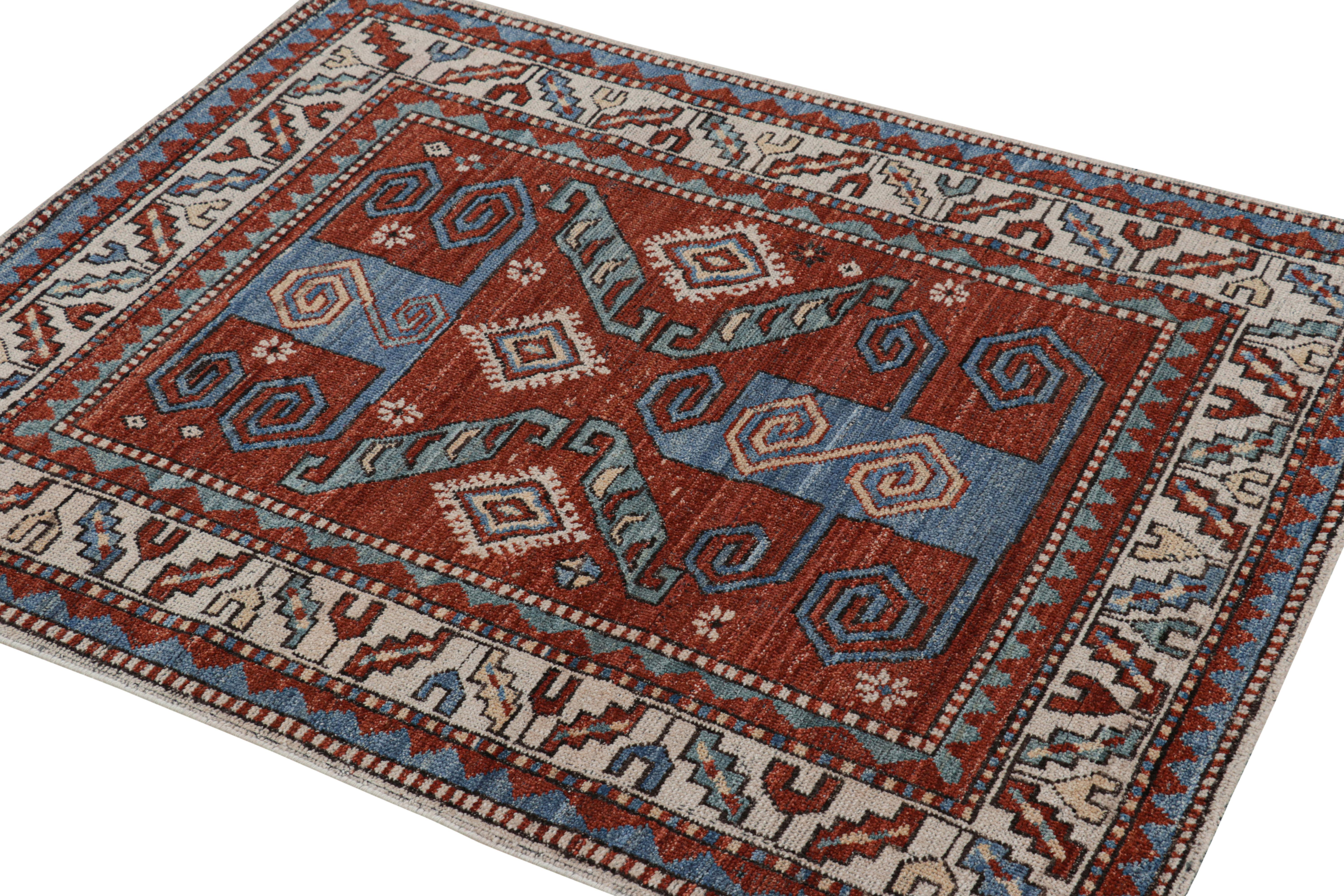 Rug & Kilim's Tribal Style Teppich in Rot, Blau und Beige mit geometrischen Mustern (Handgeknüpft) im Angebot