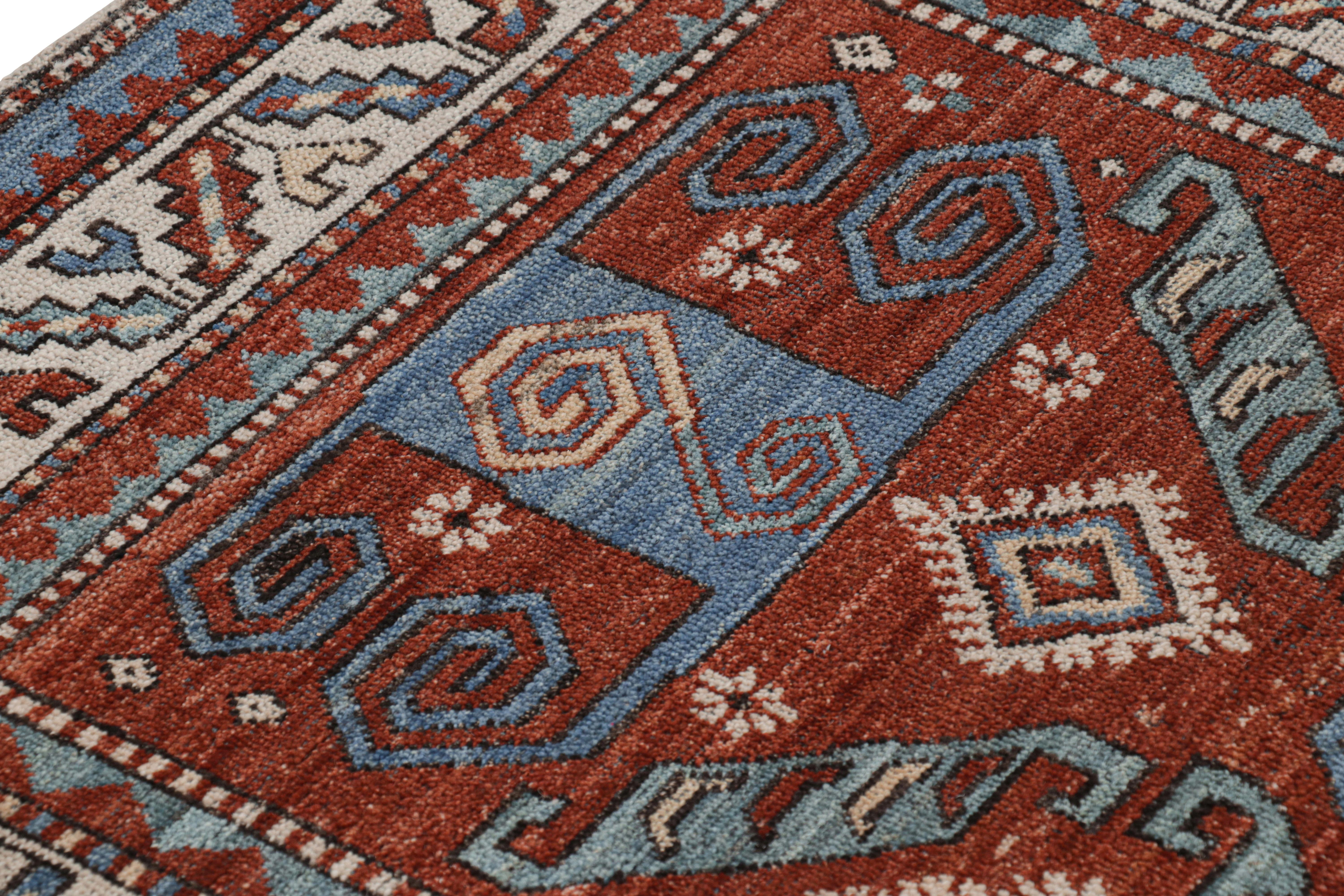 Rug & Kilim's Tribal Style Teppich in Rot, Blau und Beige mit geometrischen Mustern im Zustand „Neu“ im Angebot in Long Island City, NY