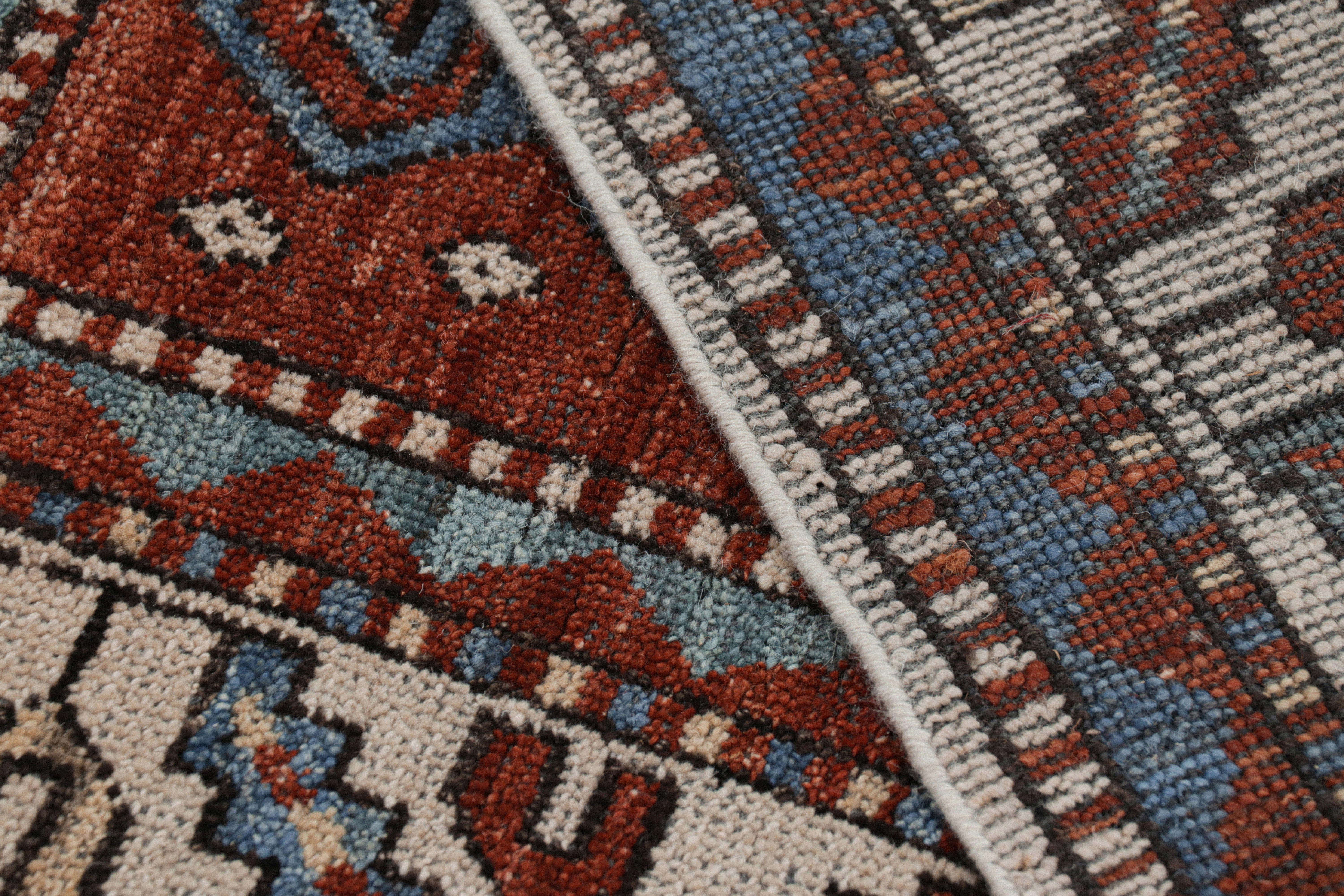 Rug & Kilim's Tribal Style Teppich in Rot, Blau und Beige mit geometrischen Mustern (21. Jahrhundert und zeitgenössisch) im Angebot
