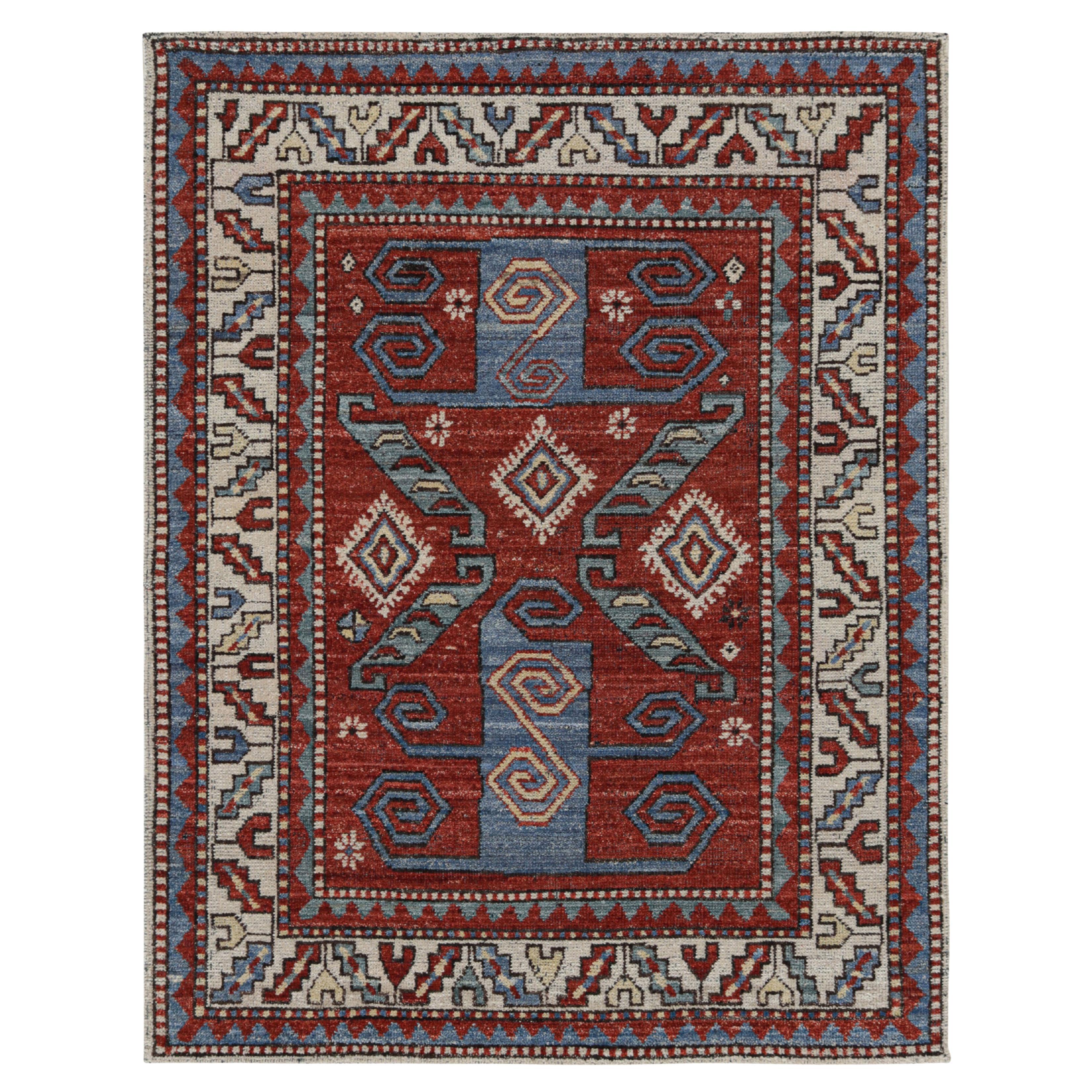 Alfombra de estilo tribal de Rug & Kilim con motivos geométricos en rojo, azul y beige