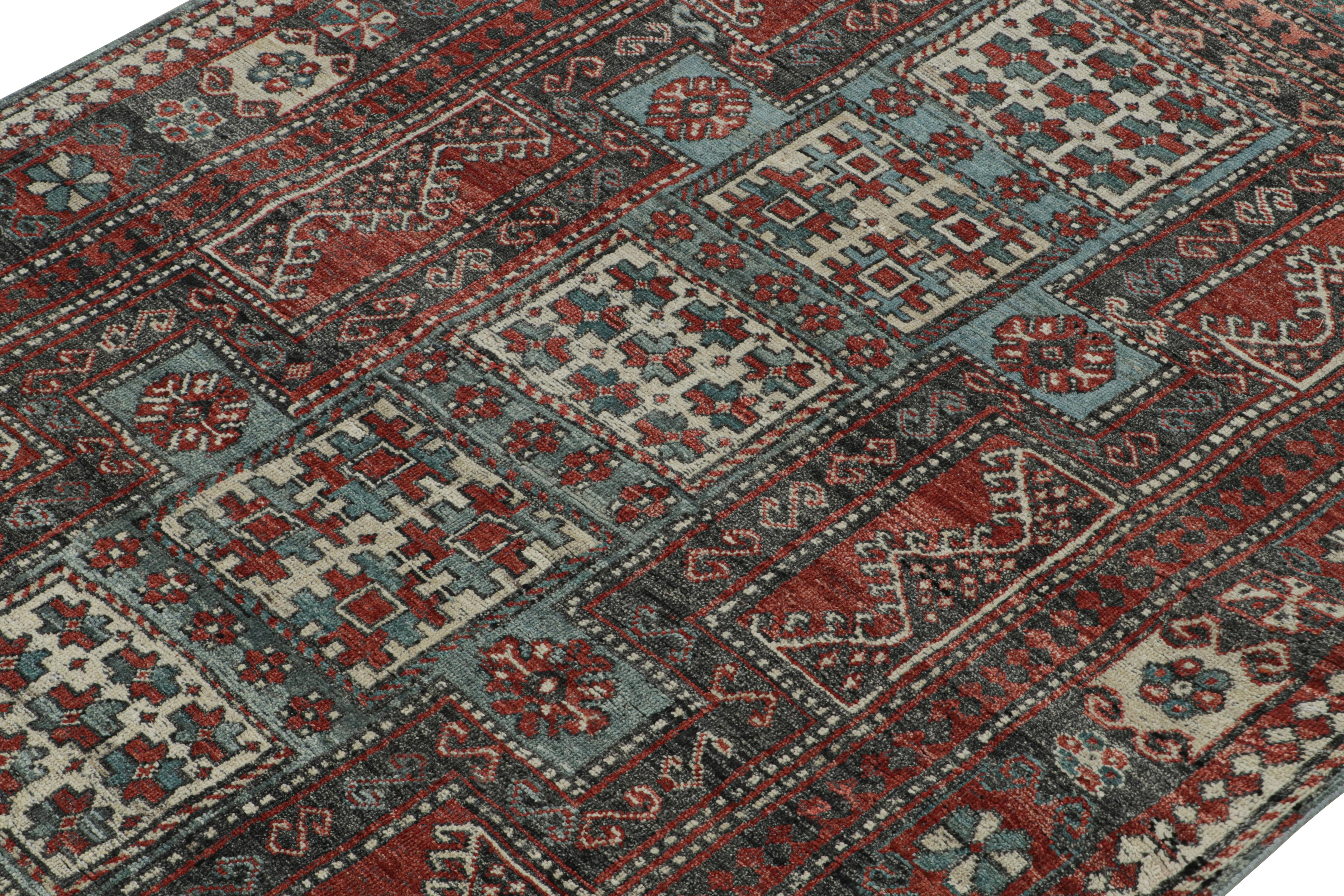 Indien Tapis de style tribal de Rug & Kilim à motifs géométriques rouges, bleus et noirs en vente