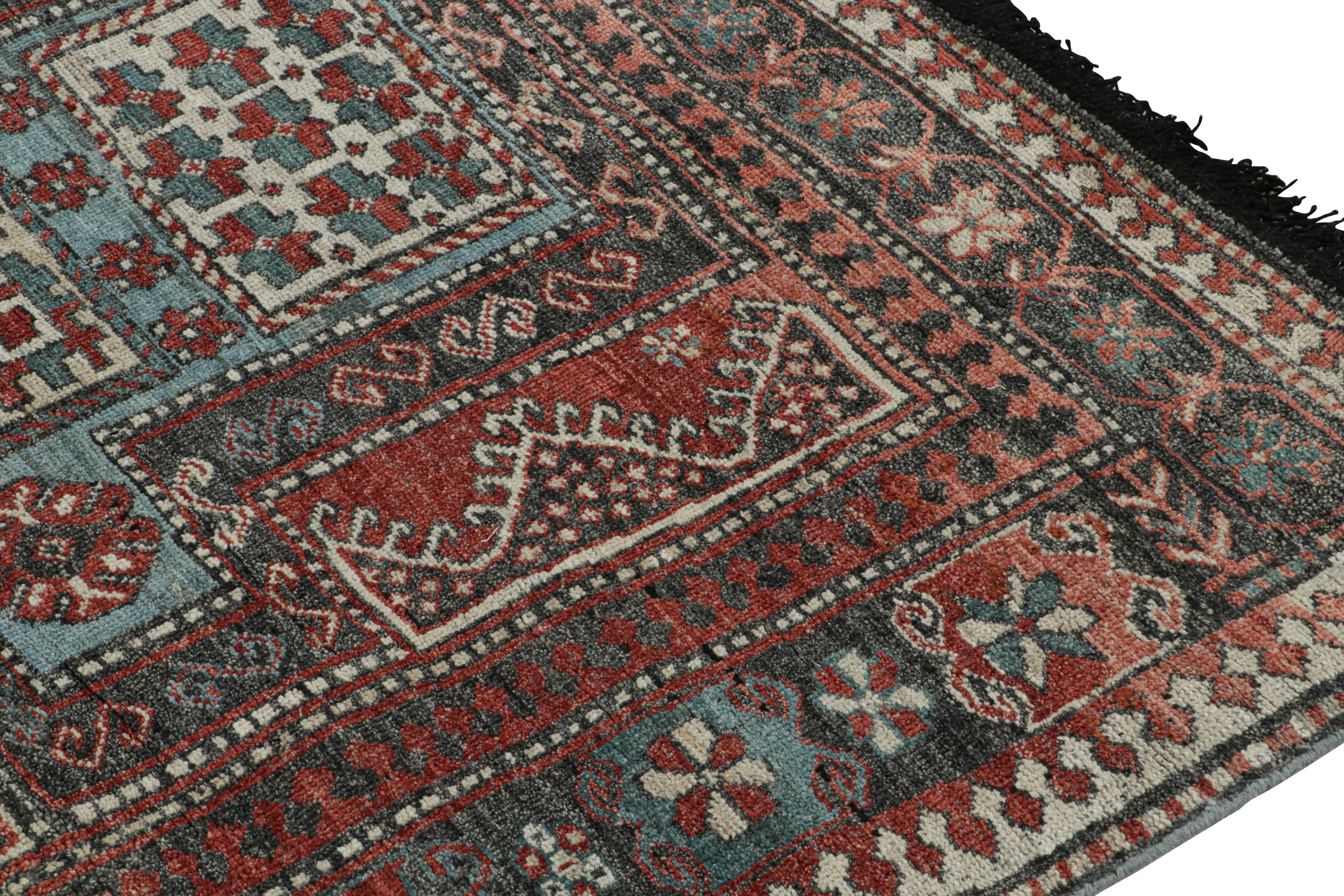 Noué à la main Tapis de style tribal de Rug & Kilim à motifs géométriques rouges, bleus et noirs en vente