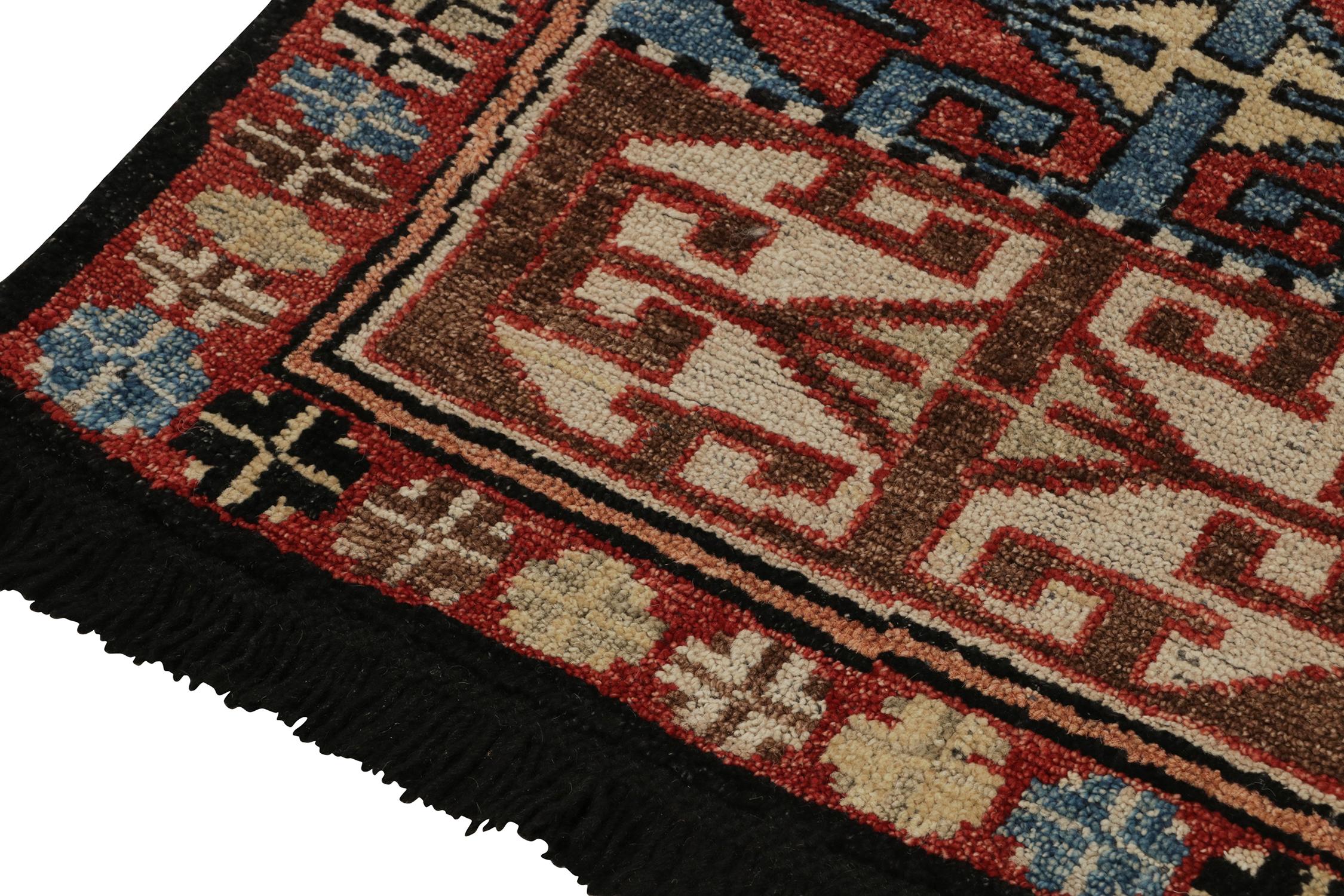 Annodato a mano Rug & Kilim è un tappeto in stile tribale con motivi geometrici rossi, marroni e blu. in vendita