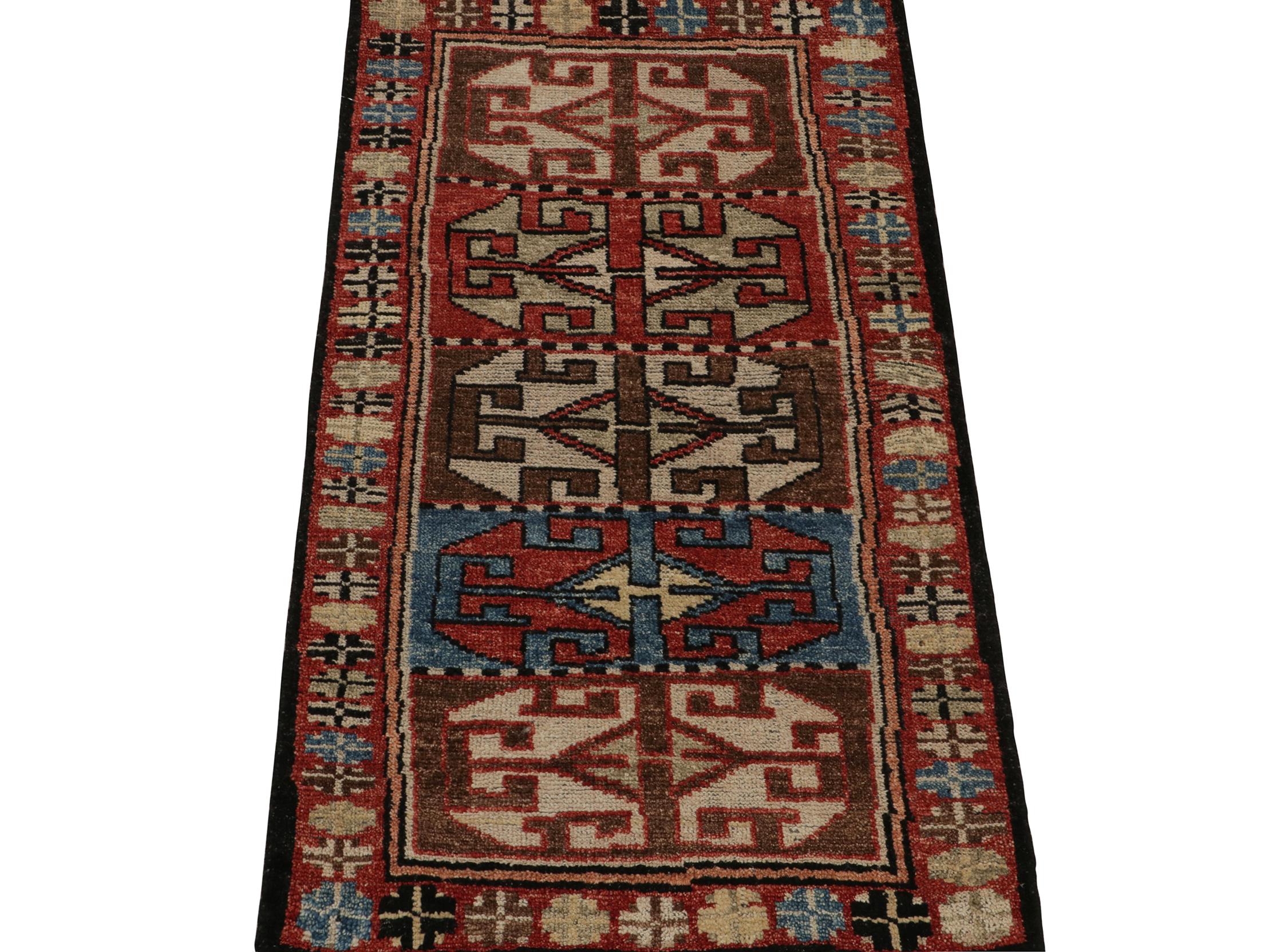 Tribale Rug & Kilim è un tappeto in stile tribale con motivi geometrici rossi, marroni e blu. in vendita