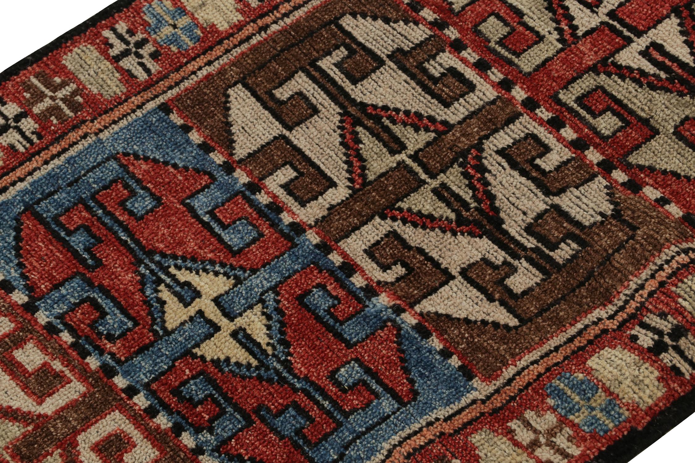 Indiano Rug & Kilim è un tappeto in stile tribale con motivi geometrici rossi, marroni e blu. in vendita