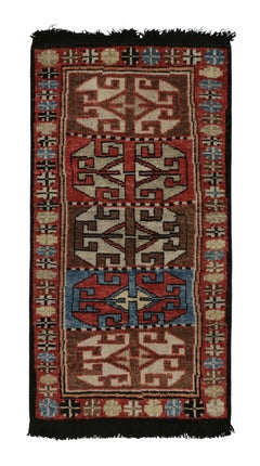 Teppich im Stammesstil von Teppich &amp;amp;amp; Kilims mit rotem, braunem und blauem geometrischen Muster