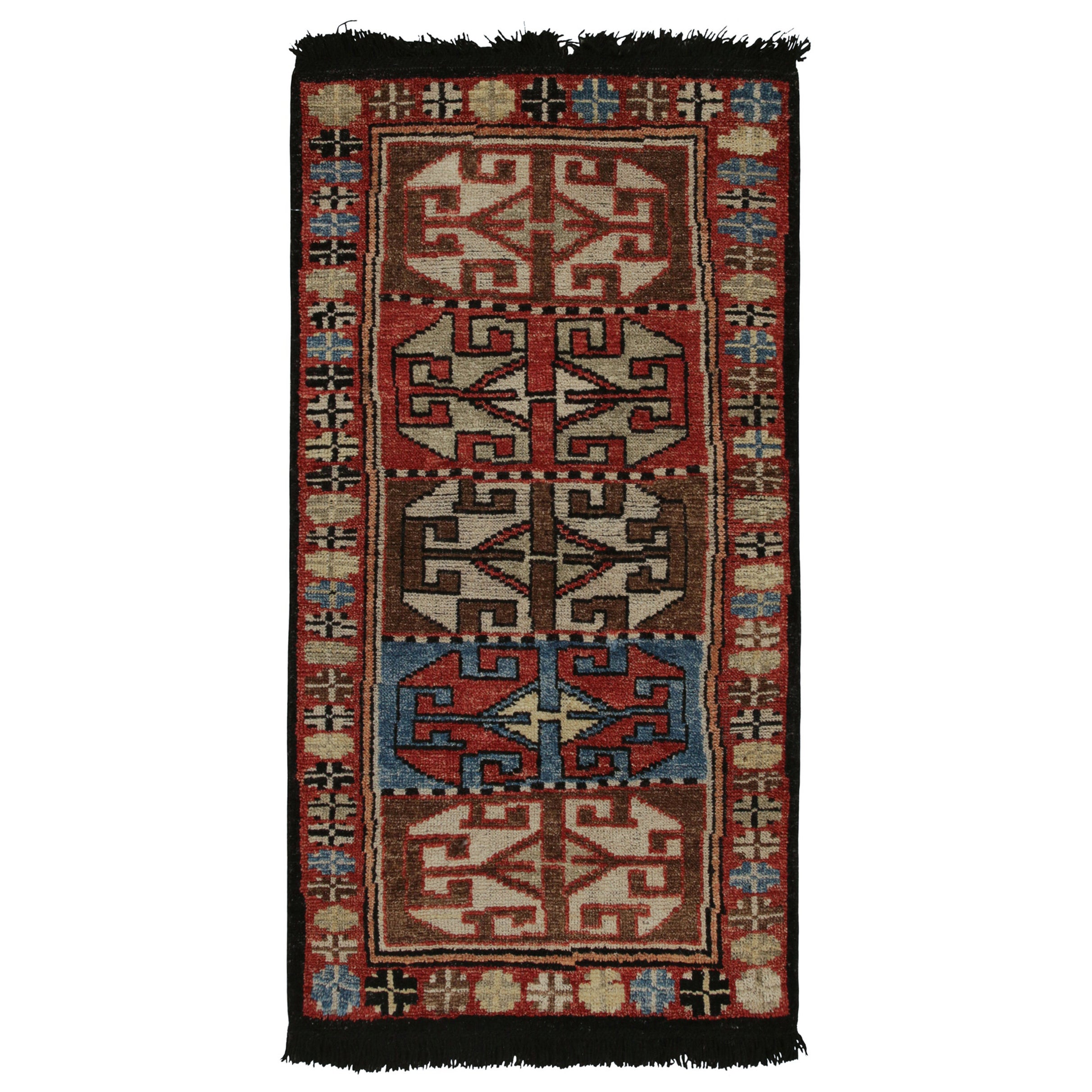 Alfombra de estilo tribal de Rug & Kilim con motivos geométricos en rojo, marrón y azul