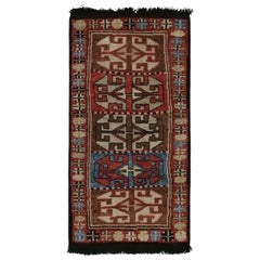 Alfombra de estilo tribal de Rug & Kilim con motivos geométricos en rojo, marrón y azul