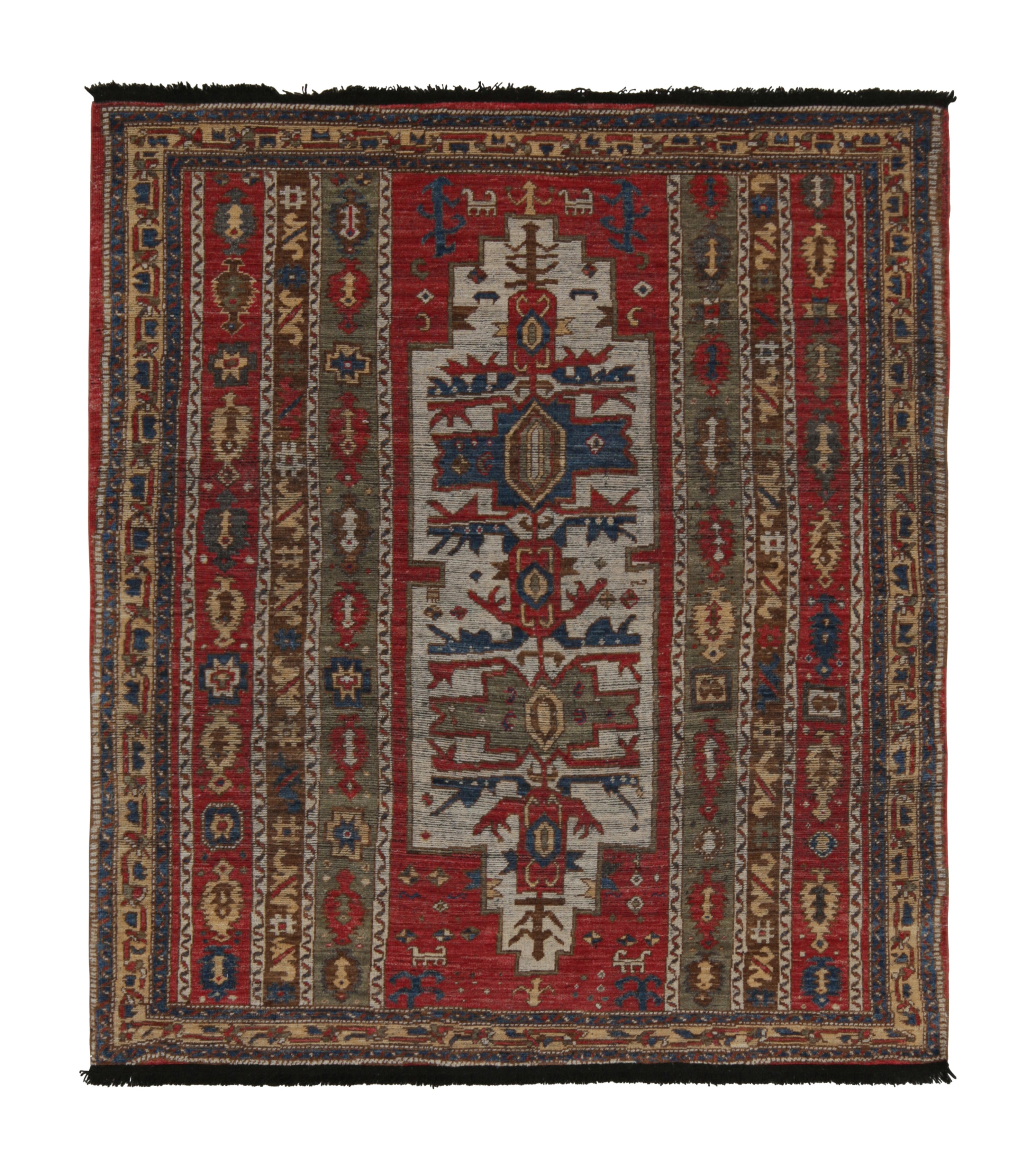 Teppich im Stammes- und Kelim-Stil mit roten, grünen und blauen geometrischen Mustern