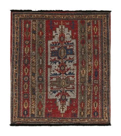Teppich im Stammes- und Kelim-Stil mit roten, grünen und blauen geometrischen Mustern