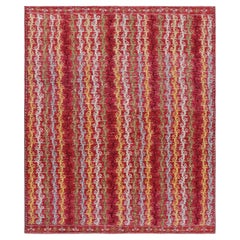 Tapis de style tribal rouge à rayures géométriques colorées de Rug & Kilim