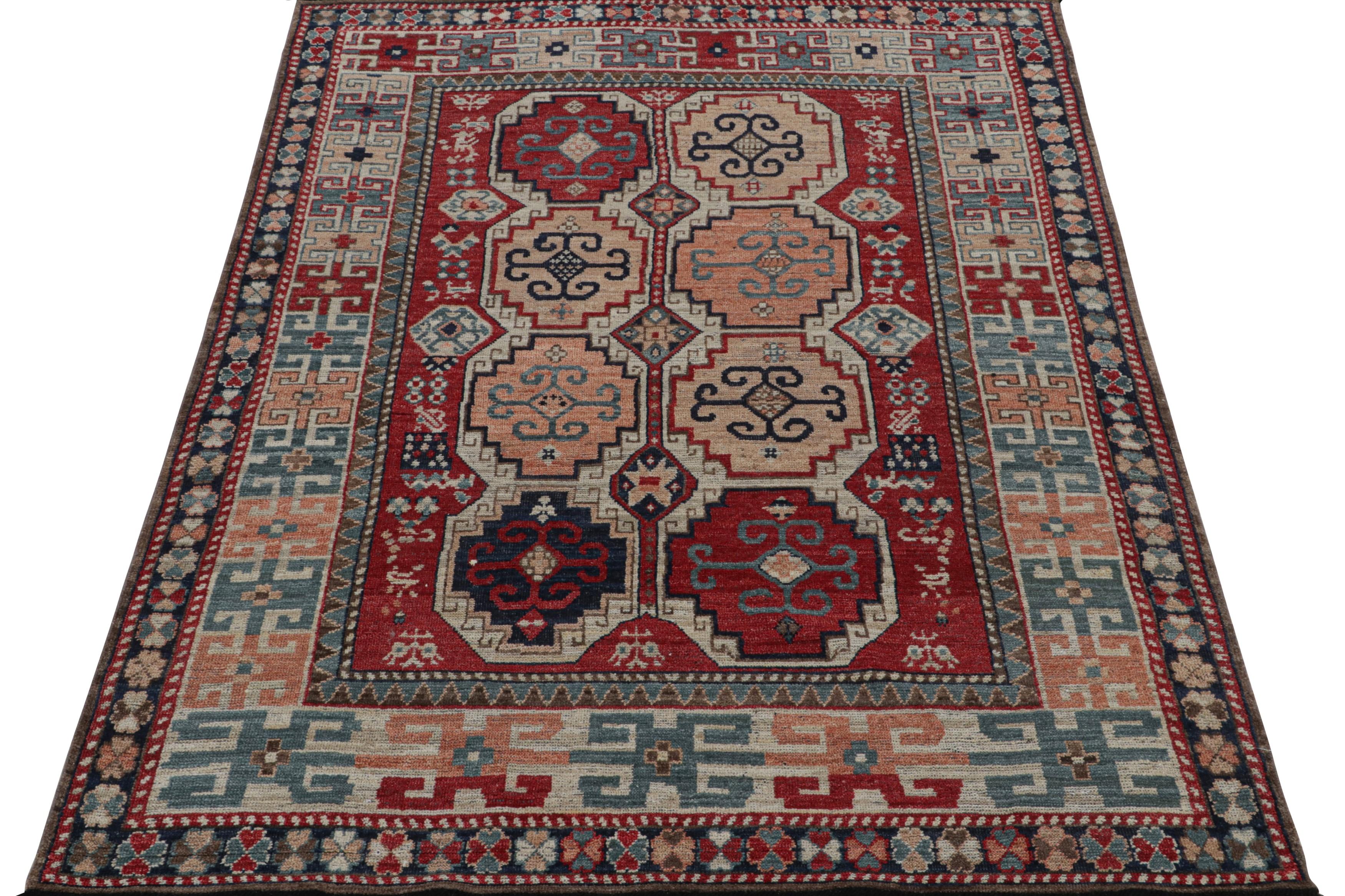Rug & Kilim's Tribal Style Teppich in Rot mit rosa und blauen geometrischen Medaillons (Stammeskunst) im Angebot