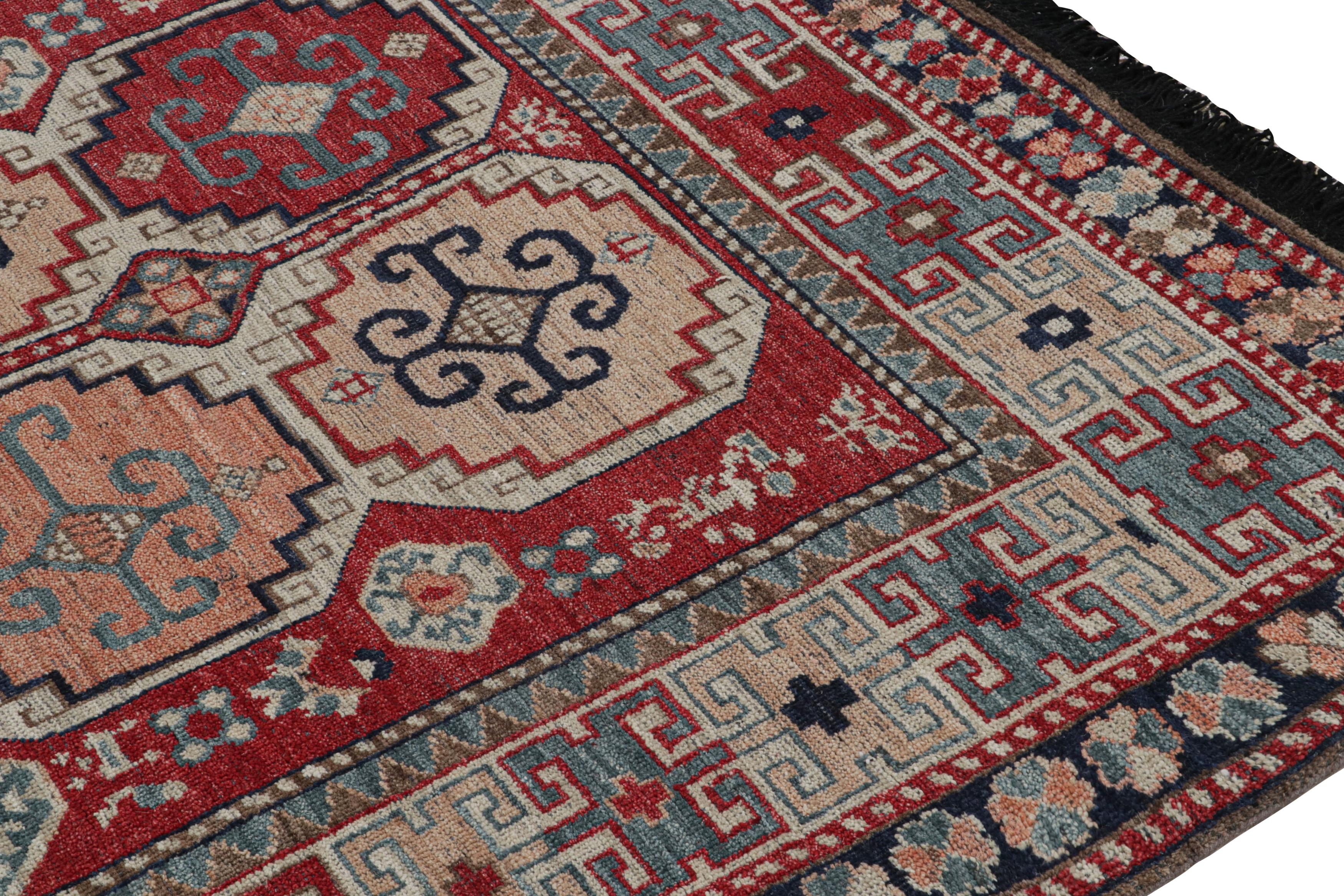 Rug & Kilim's Tribal Style Teppich in Rot mit rosa und blauen geometrischen Medaillons (Handgeknüpft) im Angebot