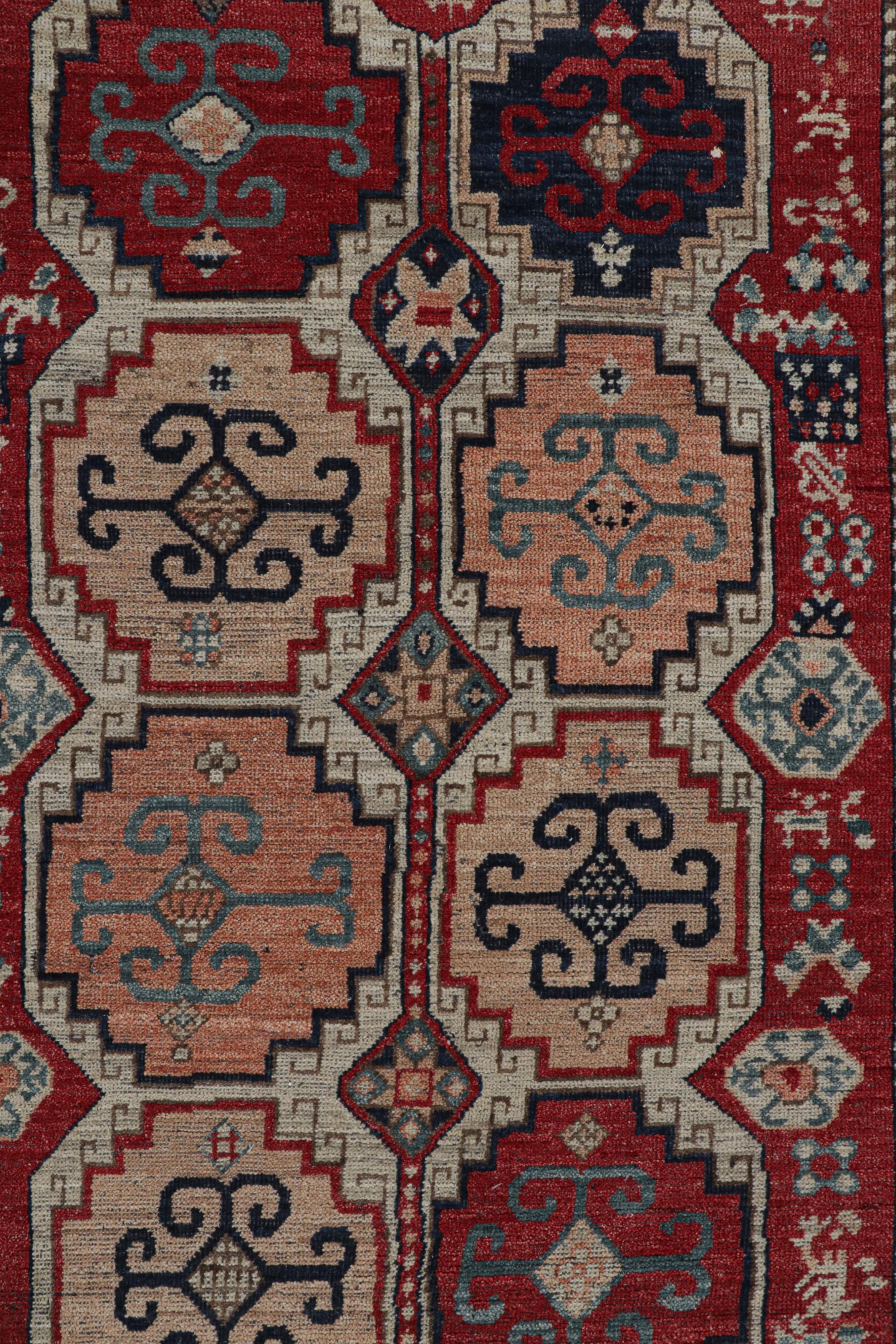 Rug & Kilim's Tribal Style Teppich in Rot mit rosa und blauen geometrischen Medaillons im Zustand „Neu“ im Angebot in Long Island City, NY