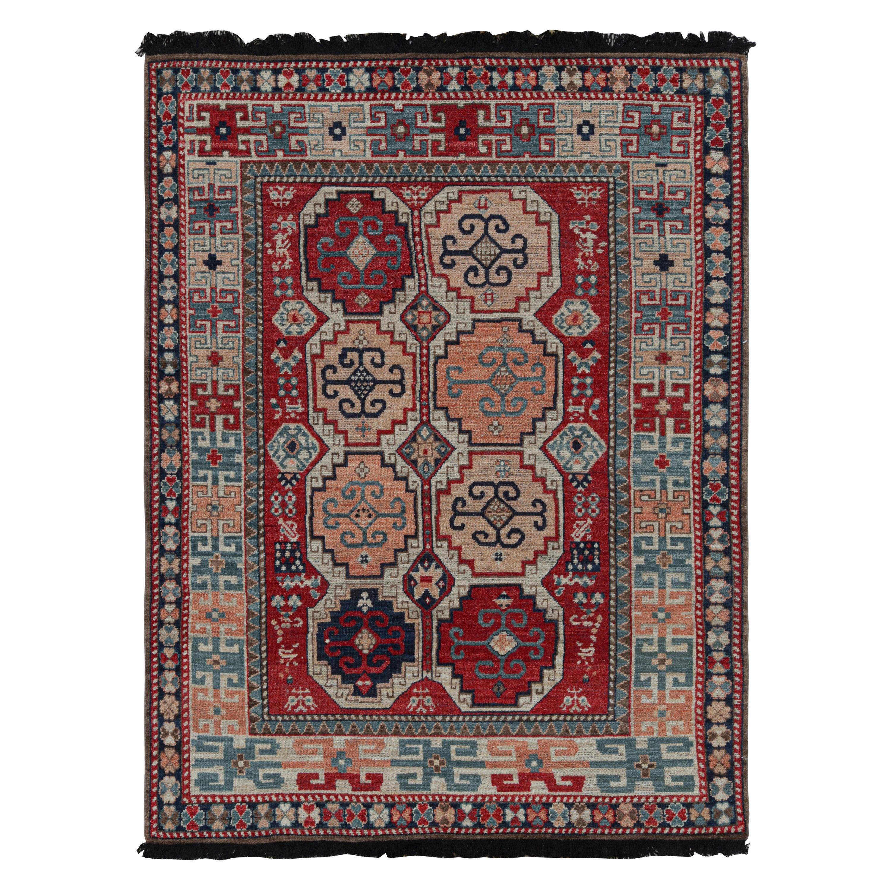 Rug & Kilim's Tribal Style Teppich in Rot mit rosa und blauen geometrischen Medaillons im Angebot