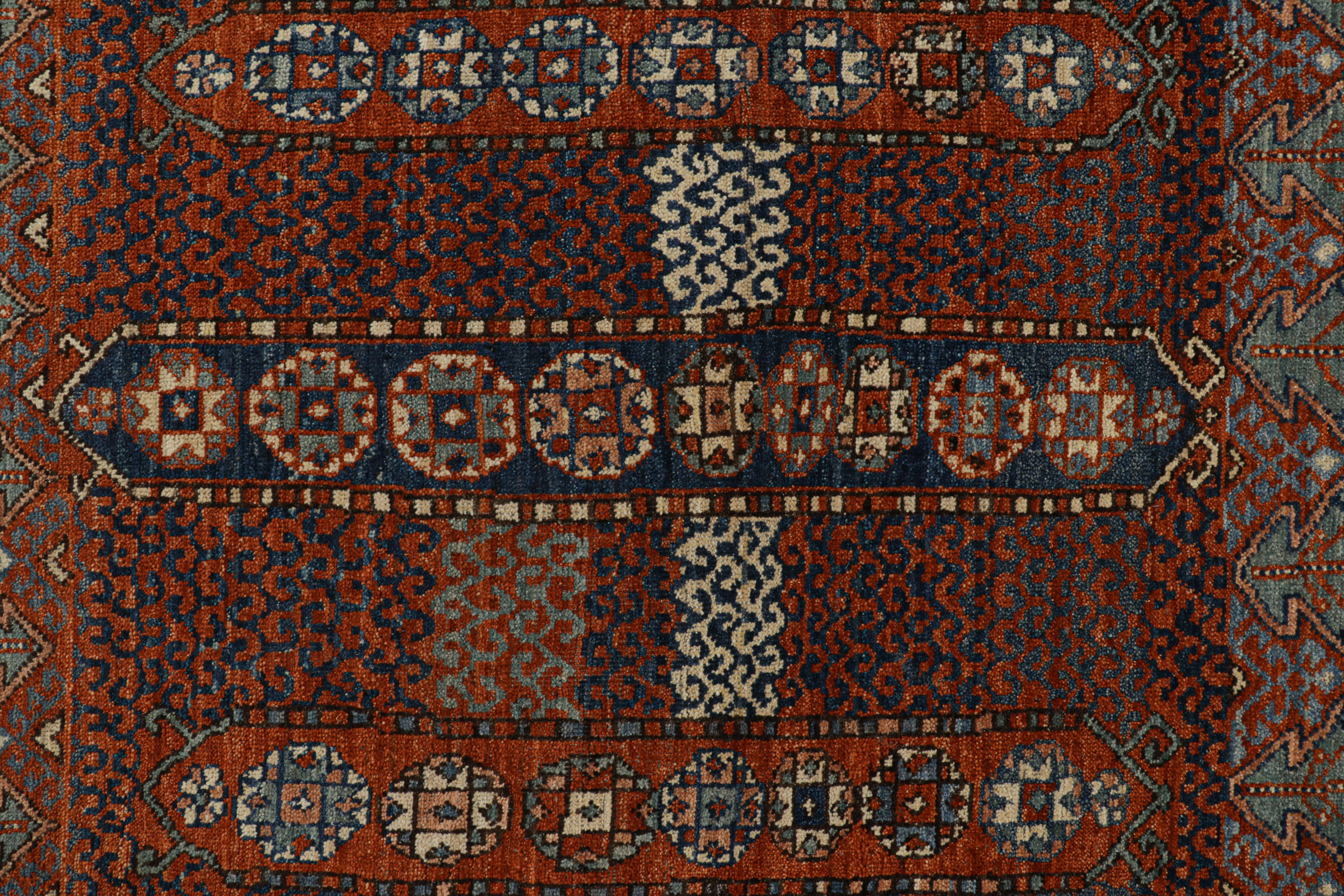 Rug & Kilim's Tribal Style Teppich in sattem Rot, mit bunten geometrischen Mustern (Stammeskunst) im Angebot