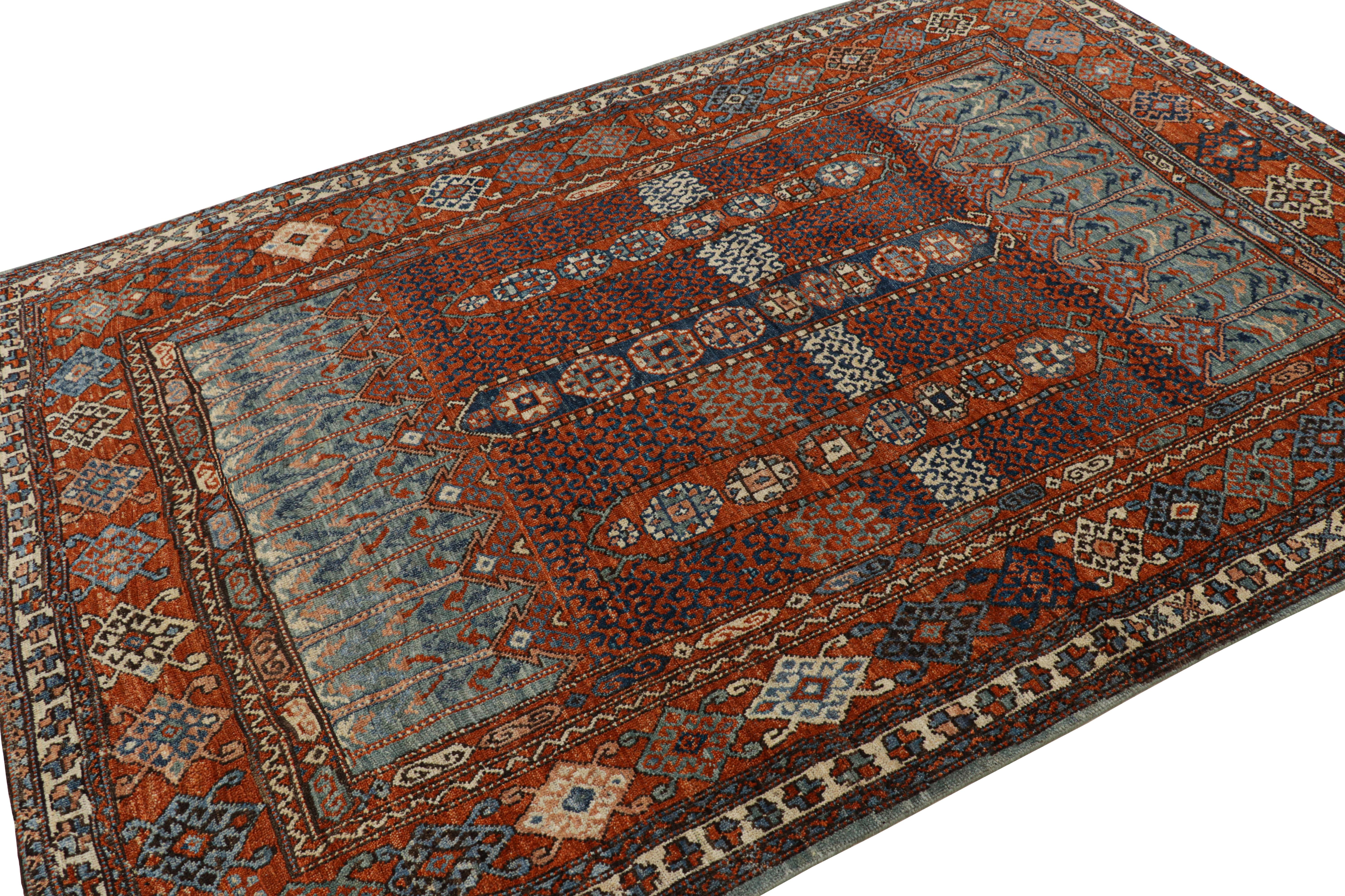 Rug & Kilim's Tribal Style Teppich in sattem Rot, mit bunten geometrischen Mustern (Indisch) im Angebot
