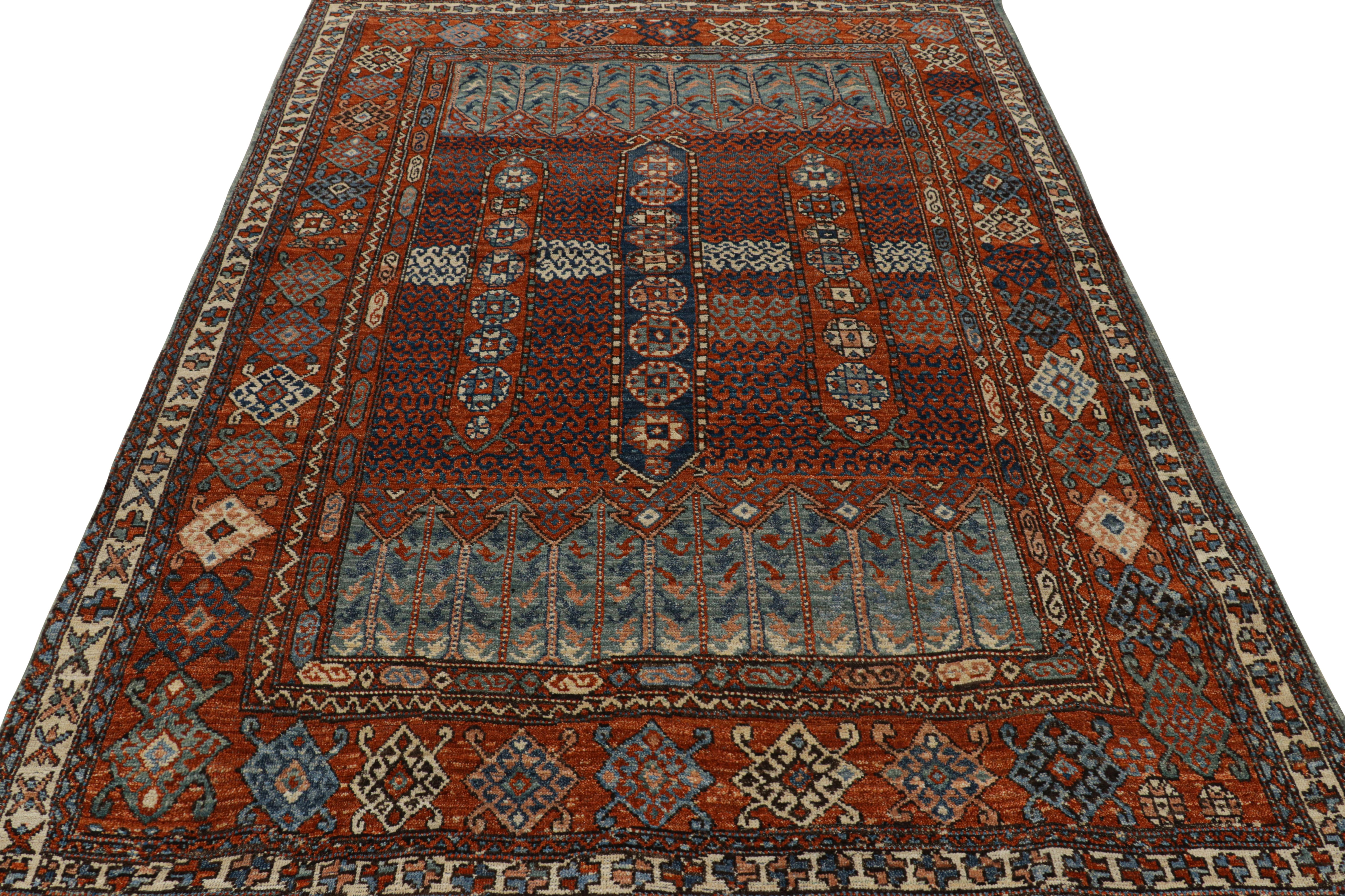 Rug & Kilim's Tribal Style Teppich in sattem Rot, mit bunten geometrischen Mustern (Handgeknüpft) im Angebot