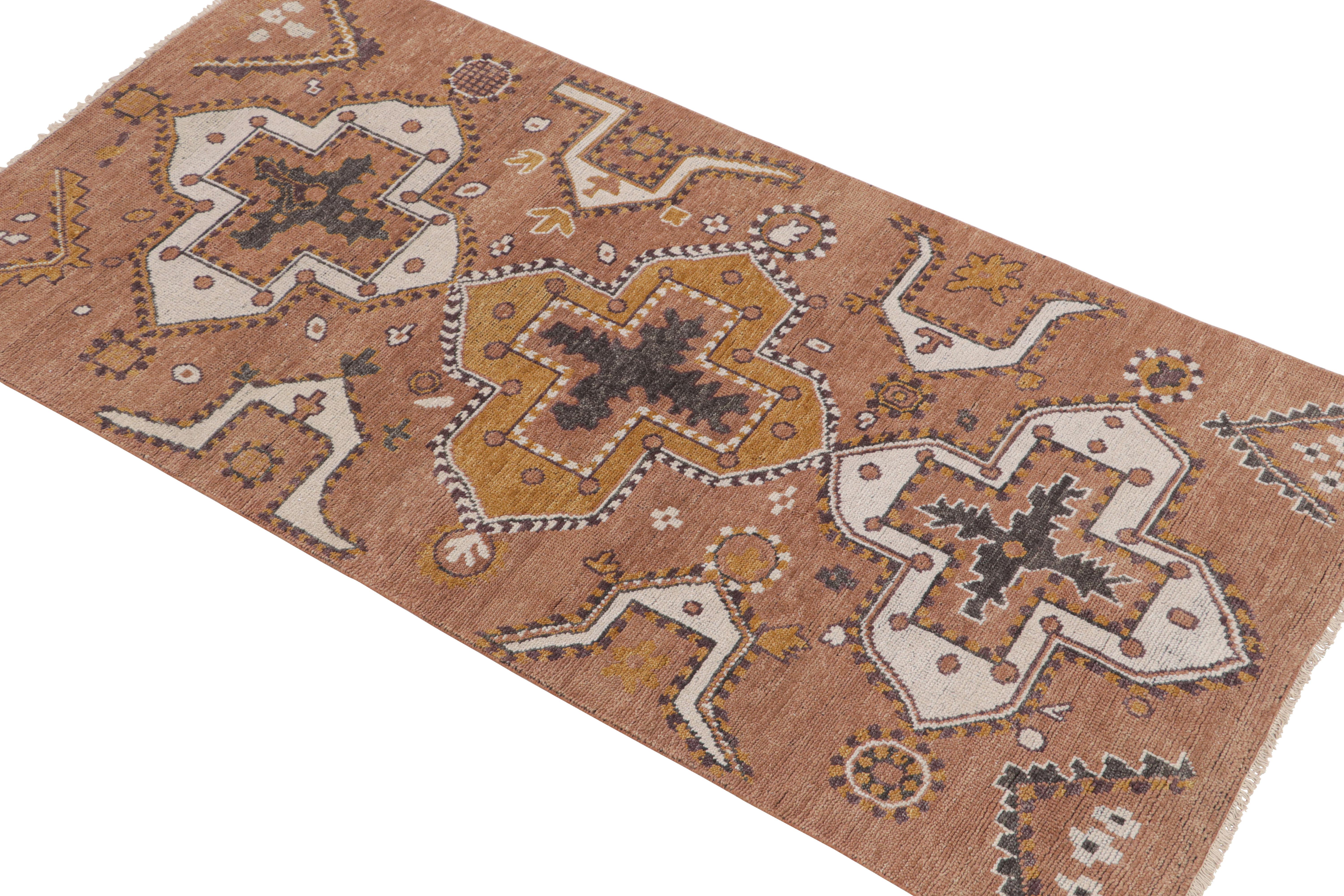 Dieser Teppich 4x8 ist ein neuer Eintrag in der Rug & Kilim'S Custom Classics Burano Collection. Handgeknüpft aus persischer Wolle.
Weiter zum Design:
Das Stück greift auf Stammestextilien mit traditionellen Medaillons zurück und schwelgt in