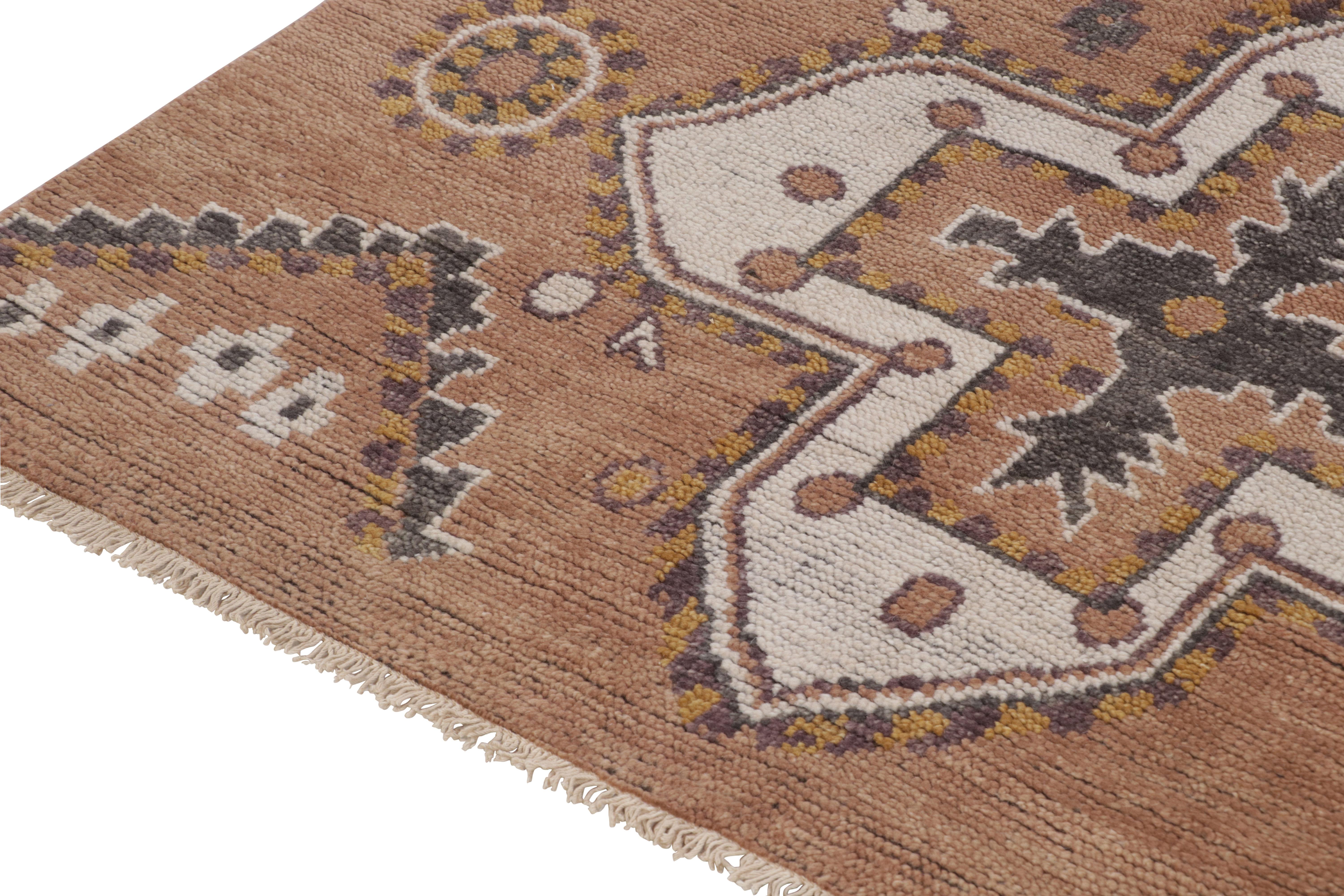 Rug & Kilim's Tribal Style Teppich in Rost mit goldenen und weißen Medaillonmustern (Handgeknüpft) im Angebot
