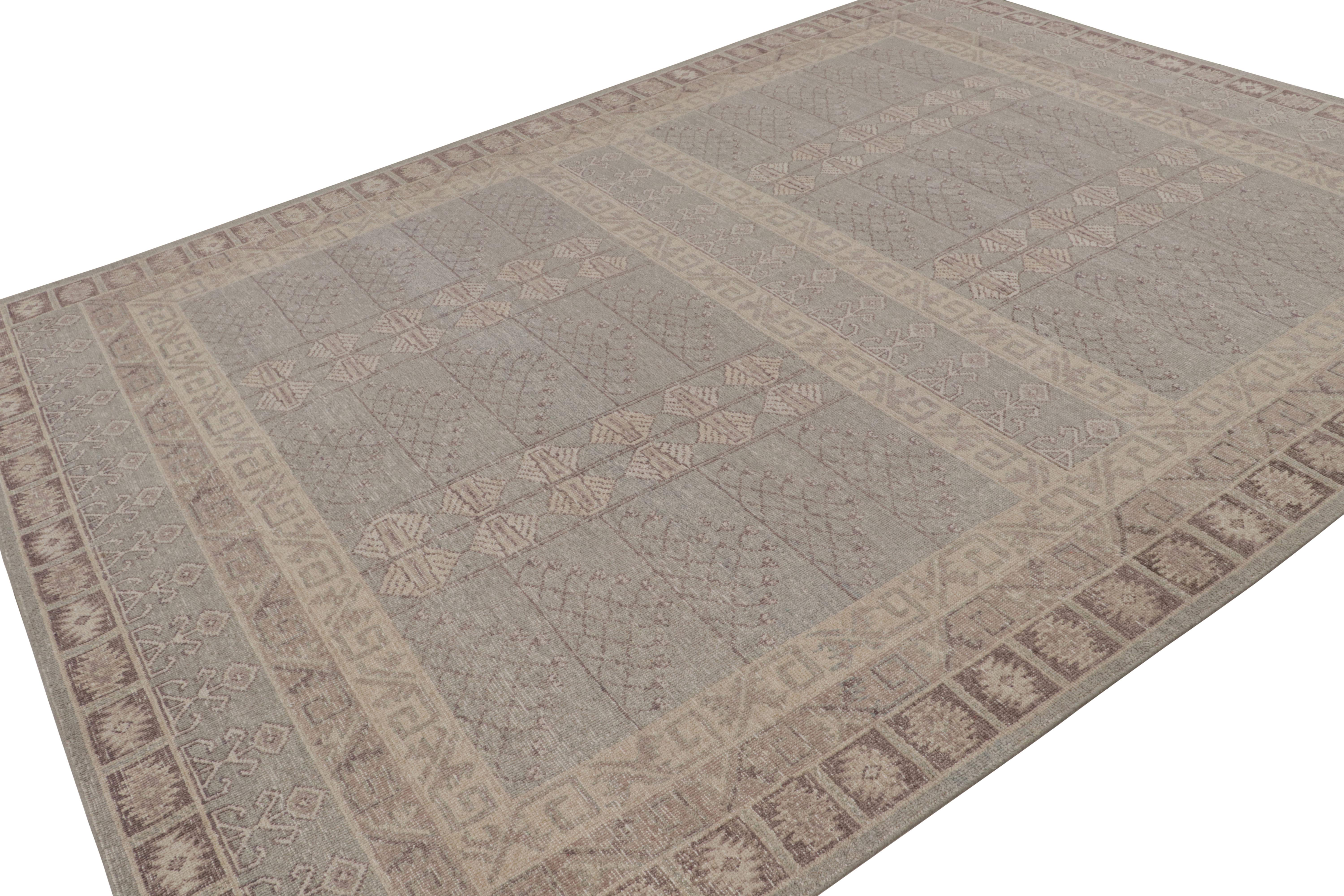 Dieser 9x12 große, handgeknüpfte Wollteppich im Tribal-Stil stammt aus der Homage Collection'S von Rug & Kilim.

Über das Design:

Dieses Stück ist von Enzi-Mustern inspiriert, die von den turkmenischen Stämmen stammen, die diese geometrischen