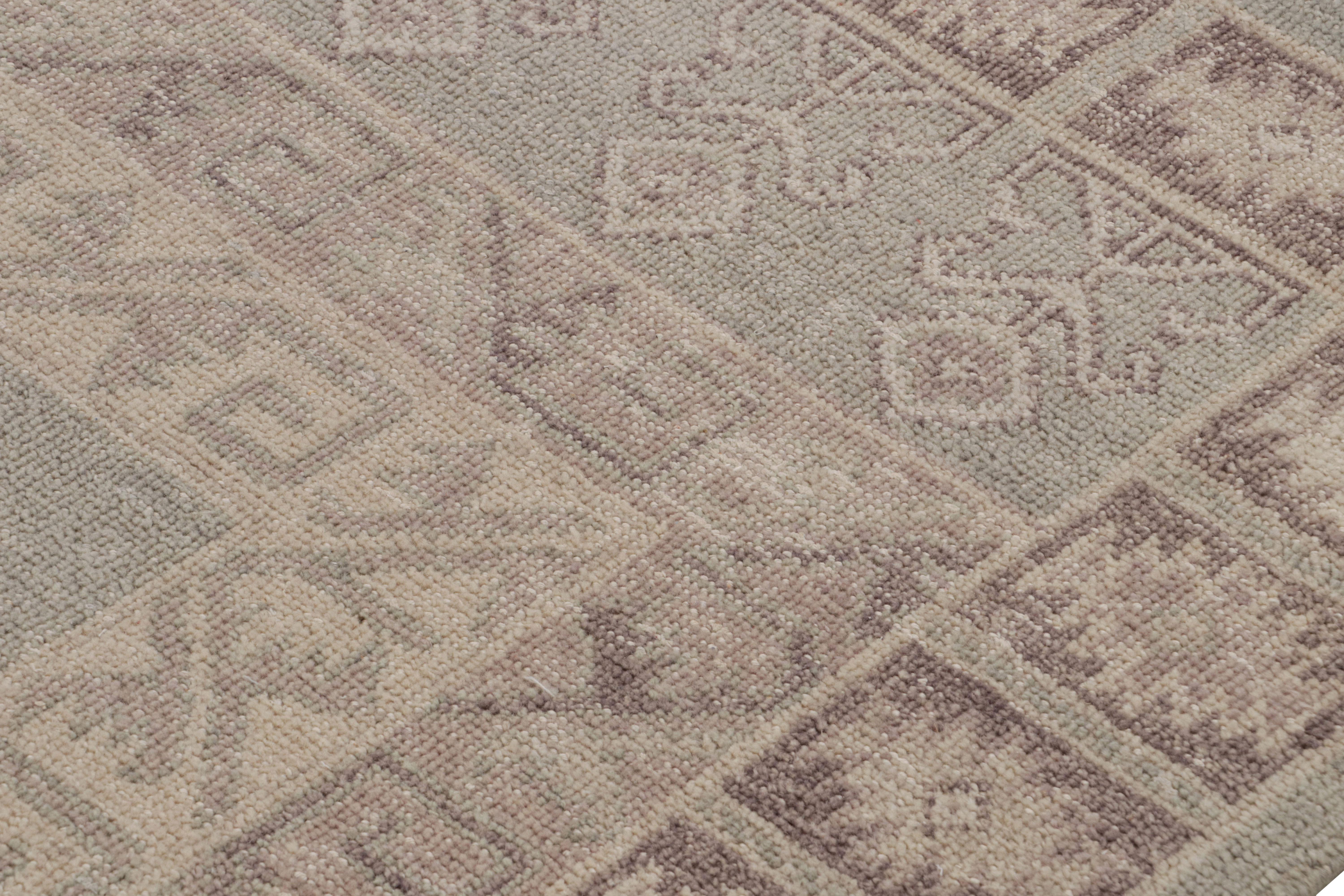 Rug & Kilim's Teppich im Tribal-Stil mit mauvefarbenen und pastellblauen geometrischen Mustern (Indisch) im Angebot